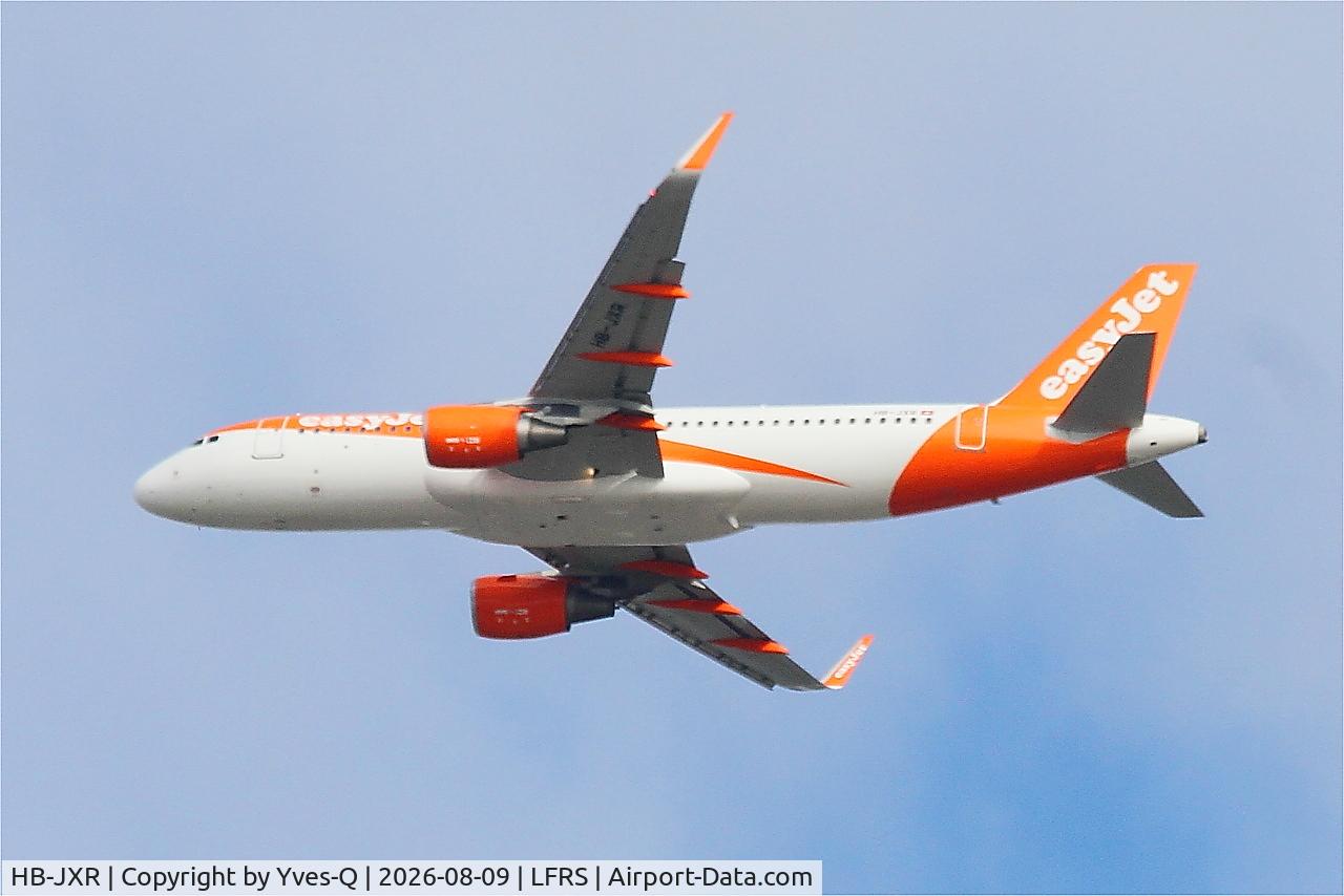 Aircraft HB-JXR, 2014 Airbus A320-214, c/n 6177, Airbus A320-214, long approach rwy 21, Nantes-Atlantique airport (LFRS-NTE), at LFRS, photo by Yves-Q