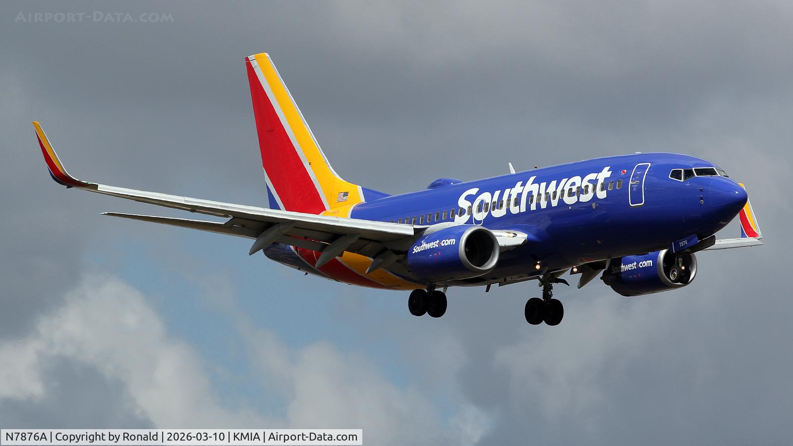 Aircraft N7876A, 2004 Boeing 737-7Q8, c/n 29355 l/n 1609, at mia, at KMIA, photo by Ronald