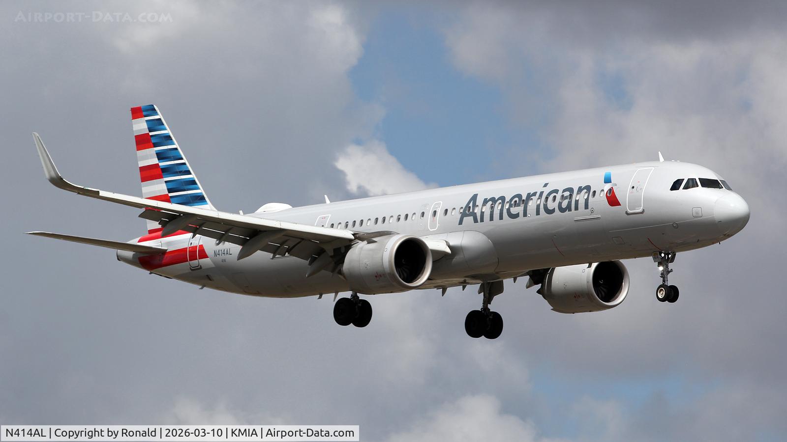 Aircraft N414AL, 2020 Airbus A321-253NX, c/n 9359, at mia, at KMIA, photo by Ronald