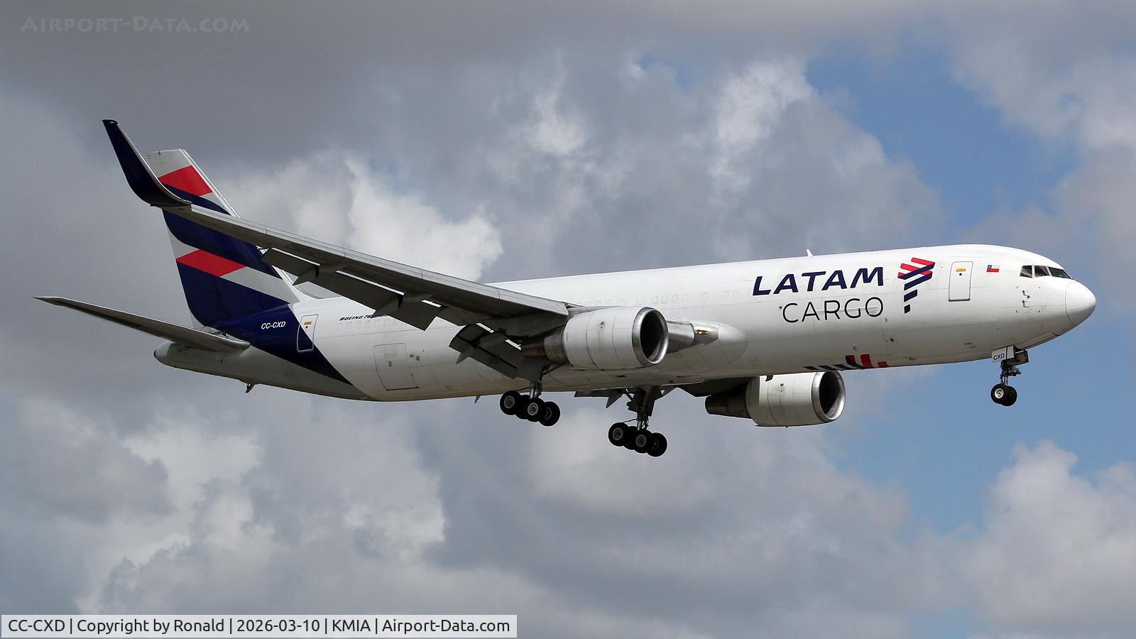 Aircraft CC-CXD, 2008 Boeing 767-316/ER, c/n 35697 l/n 967, at mia, at KMIA, photo by Ronald