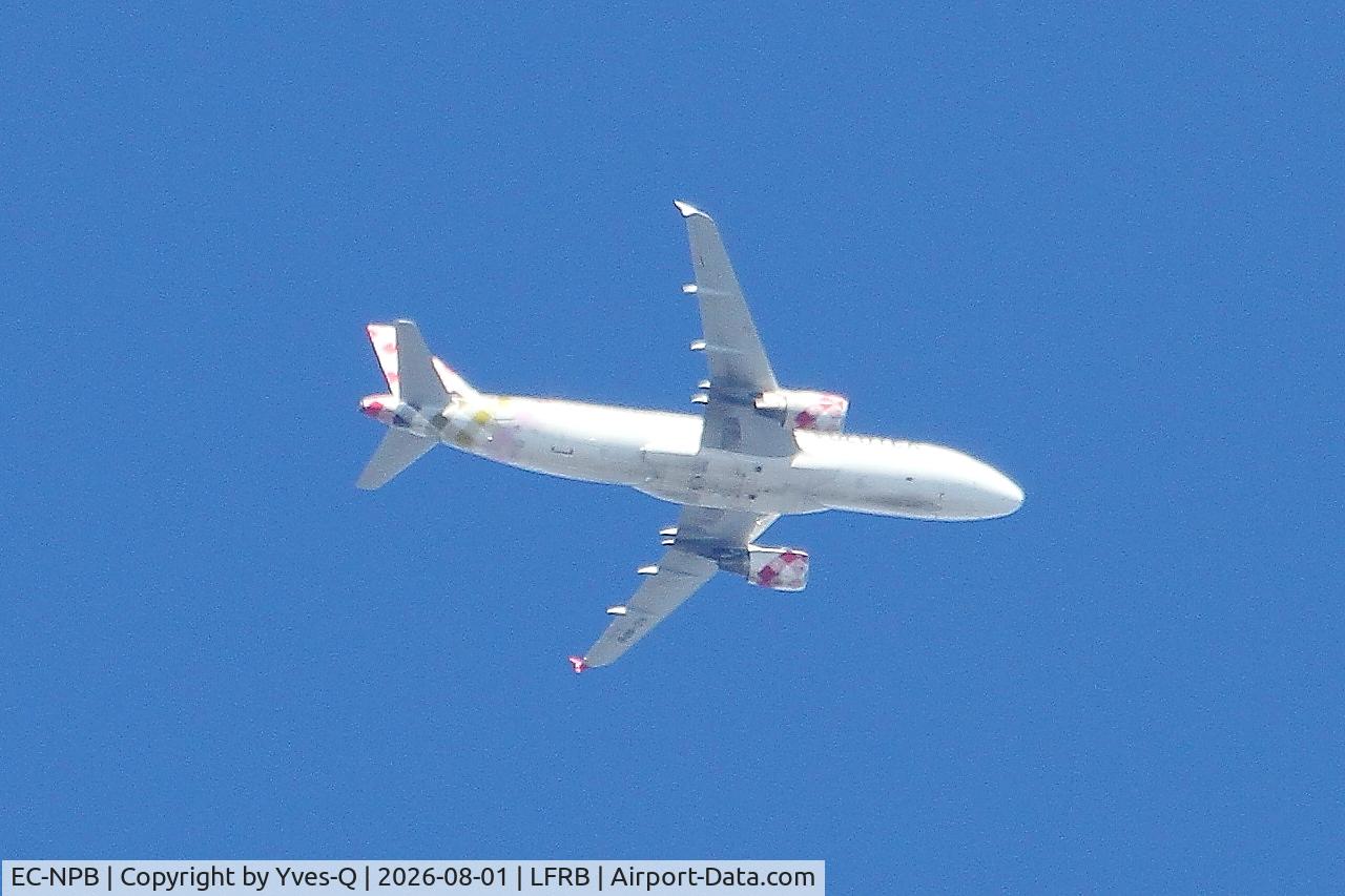 Aircraft EC-NPB, 2009 Airbus A320-214, c/n 3949, Airbus A320-214, Flight VOE2382 from BES to MAH, over Brest-Bretagne airport (LFRB-BES), at LFRB, photo by Yves-Q