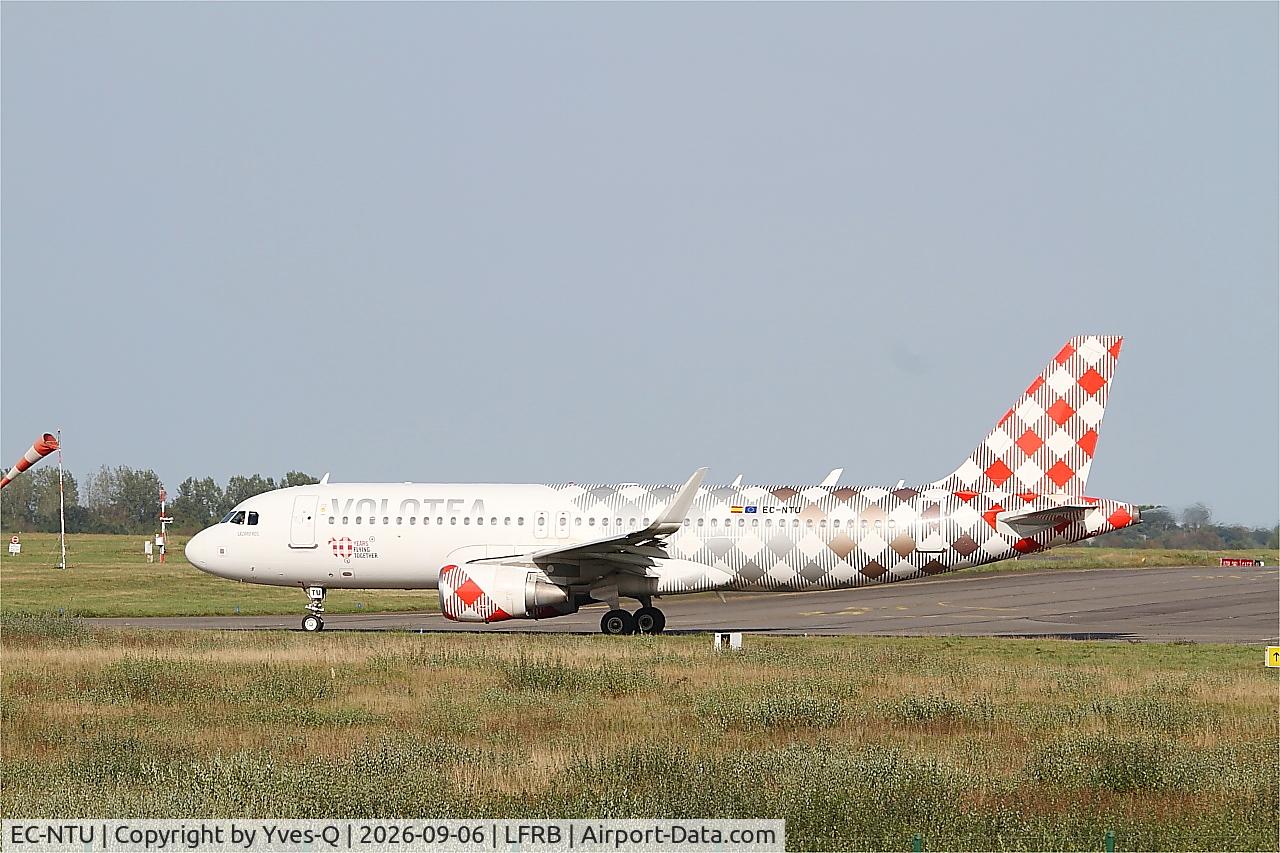 Aircraft EC-NTU, 2014 Airbus A320-214, c/n 5950, Airbus A320-214, Taxiing to holding point charlie, Brest-Bretagne Airport (LFRB-BES), at LFRB, photo by Yves-Q
