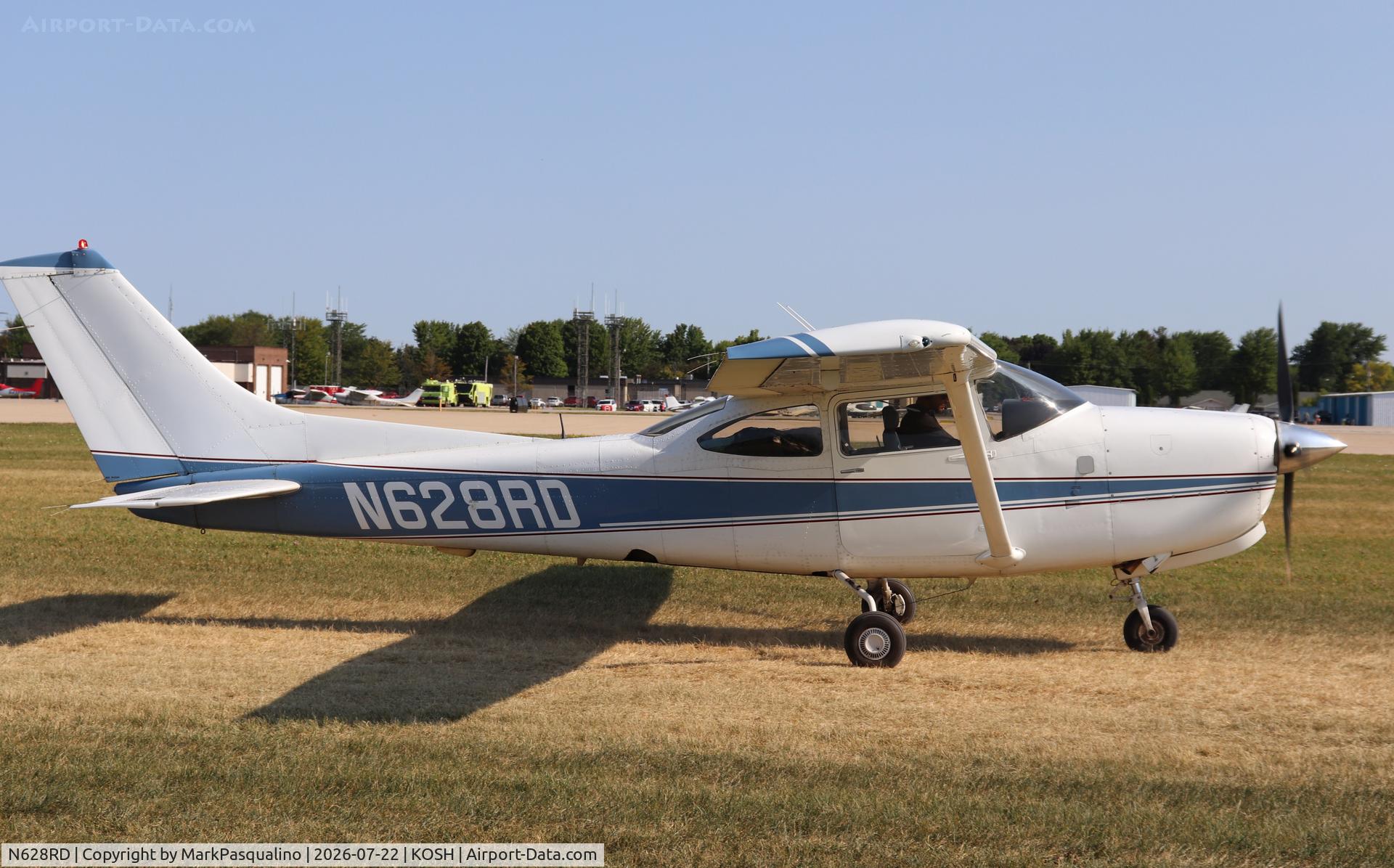 Aircraft N628RD, 1979 Cessna R182 Skylane RG, c/n R18201066, Cessna R182, at KOSH, photo by MarkPasqualino