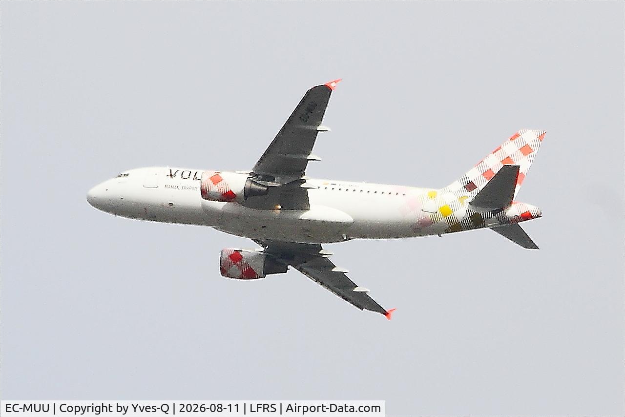 Aircraft EC-MUU, 2004 Airbus A319-111, c/n 2253, Airbus A319-111, Climbing from rwy 03, Nantes-Atlantique airport (LFRS-NTE), at LFRS, photo by Yves-Q