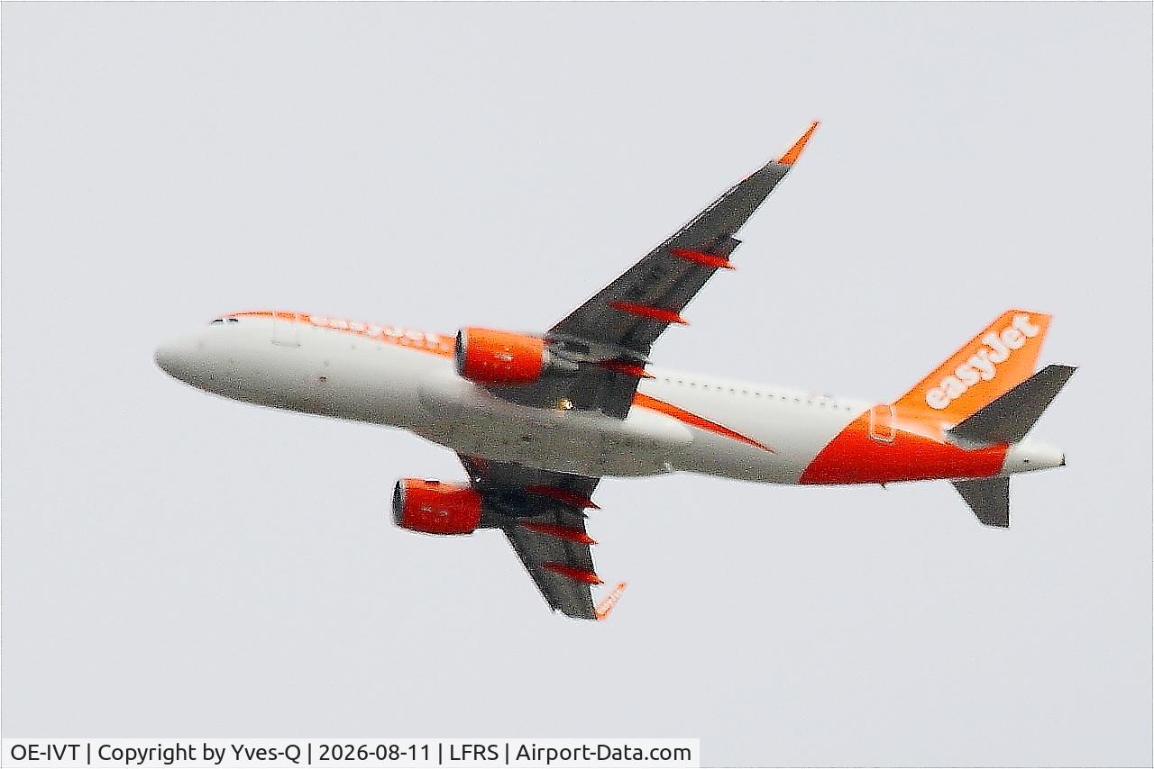 Aircraft OE-IVT, 2017 Airbus A320-214, c/n 7632, Airbus A320-214, Climbing from rwy 03, Nantes-Atlantique airport (LFRS-NTE), at LFRS, photo by Yves-Q
