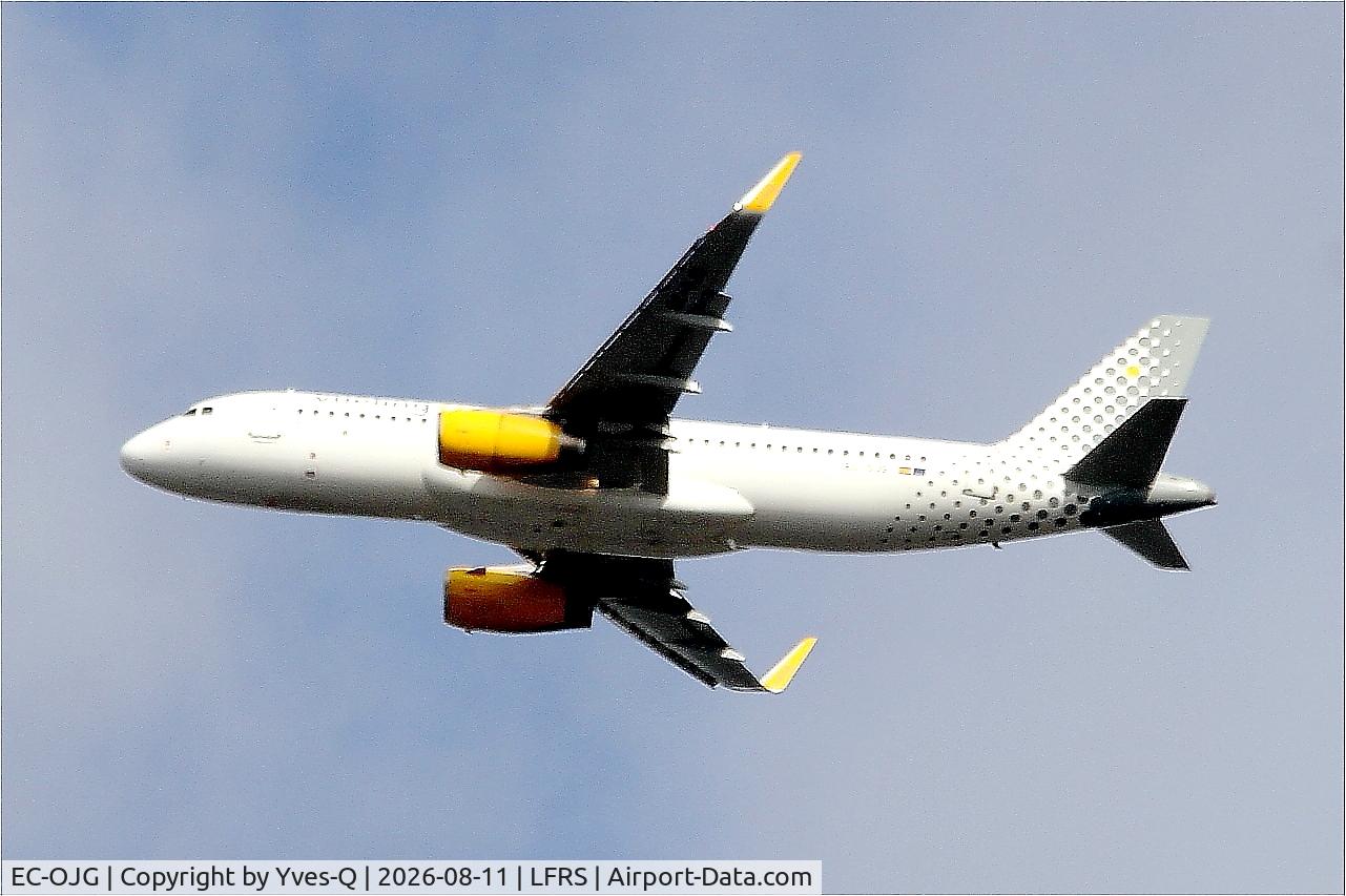 Aircraft EC-OJG, 2014 Airbus A320-232, c/n 6093, Airbus A320-232, Climbing from rwy 03, Nantes-Atlantique airport (LFRS-NTE), at LFRS, photo by Yves-Q
