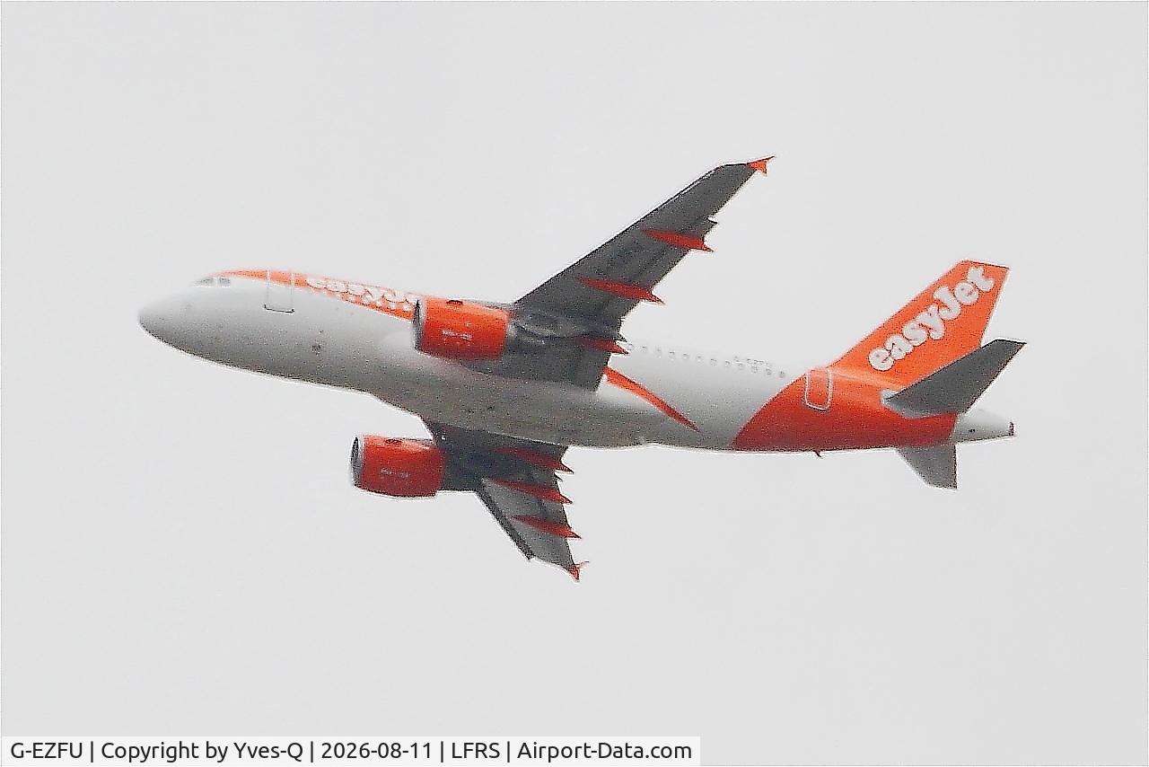 Aircraft G-EZFU, 2010 Airbus A319-111, c/n 4313, Airbus A319-111, Climbing from rwy 03, Nantes-Atlantique airport (LFRS-NTE), at LFRS, photo by Yves-Q
