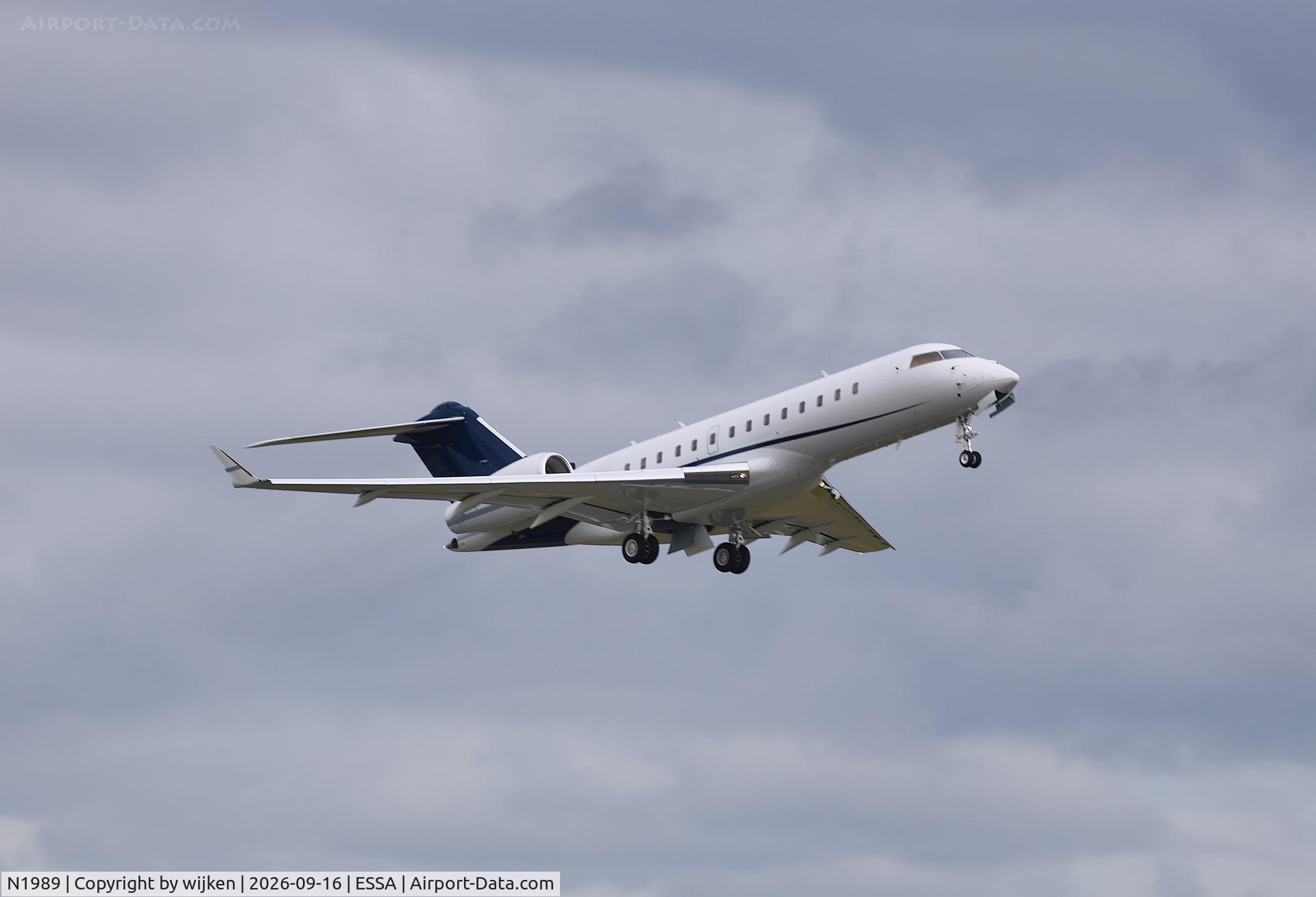 Aircraft N1989, 1999 Bombardier BD-700-1A11 Global Express, c/n 9039, Rwy 19L, at ESSA, photo by wijken