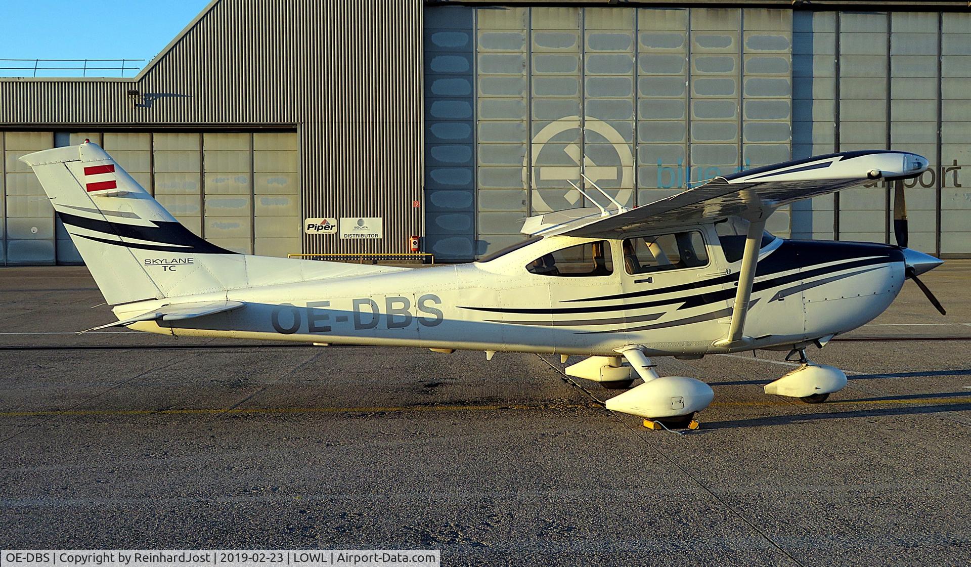 Aircraft OE-DBS, 2005 Cessna T182T Turbo Skylane, c/n T18208472, Skylane TC short before sunset at Linz-Hörsching, Austria, at LOWL, photo by ReinhardJost