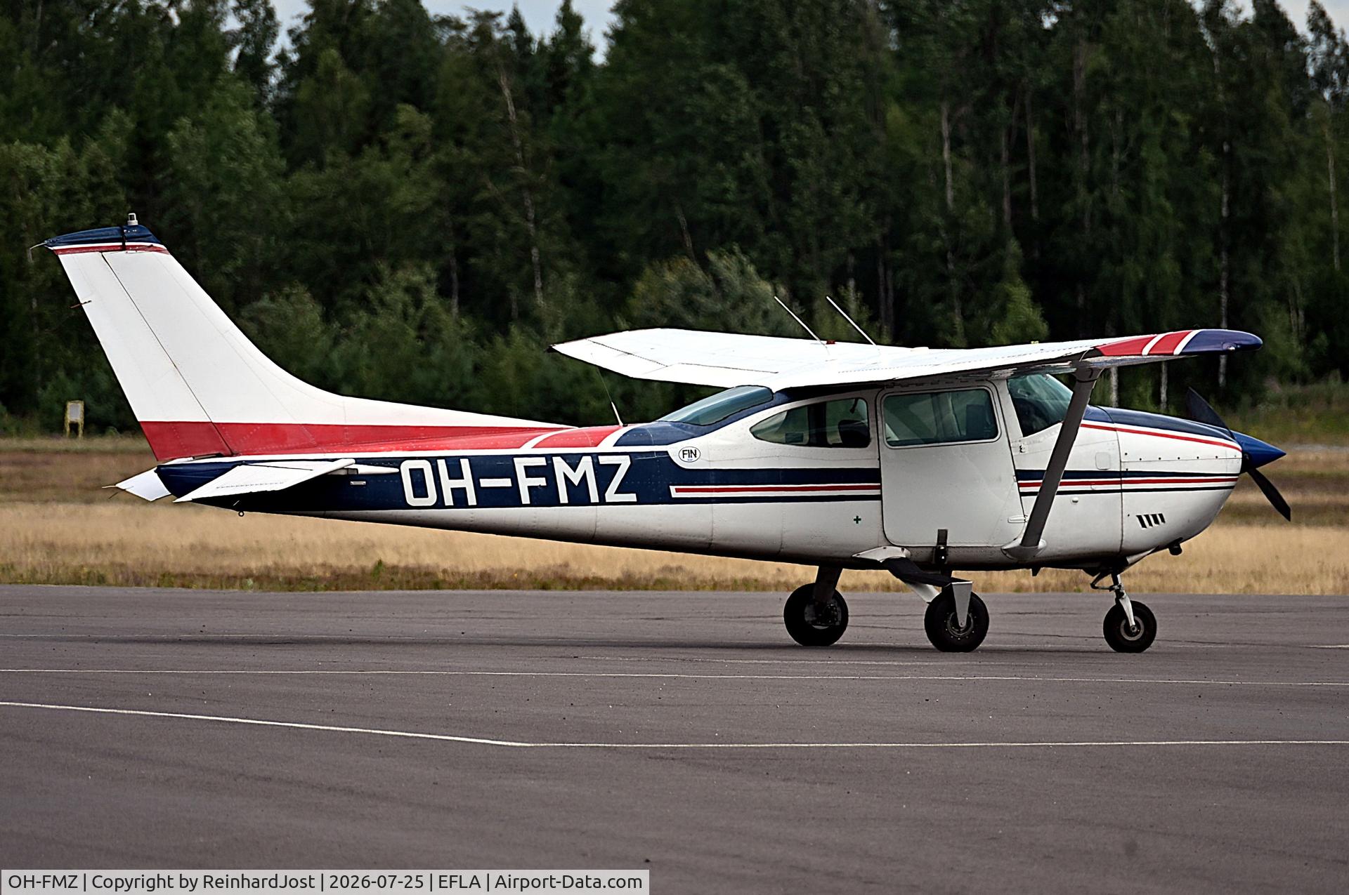 Aircraft OH-FMZ, Cessna 182P Skylane Skylane, c/n 18261431, OH-FMZ (ex-SE-FMZ / N21126) equipted for parachutist dropping at Vesivehmaa near Lahti, Finland, at EFLA, photo by ReinhardJost
