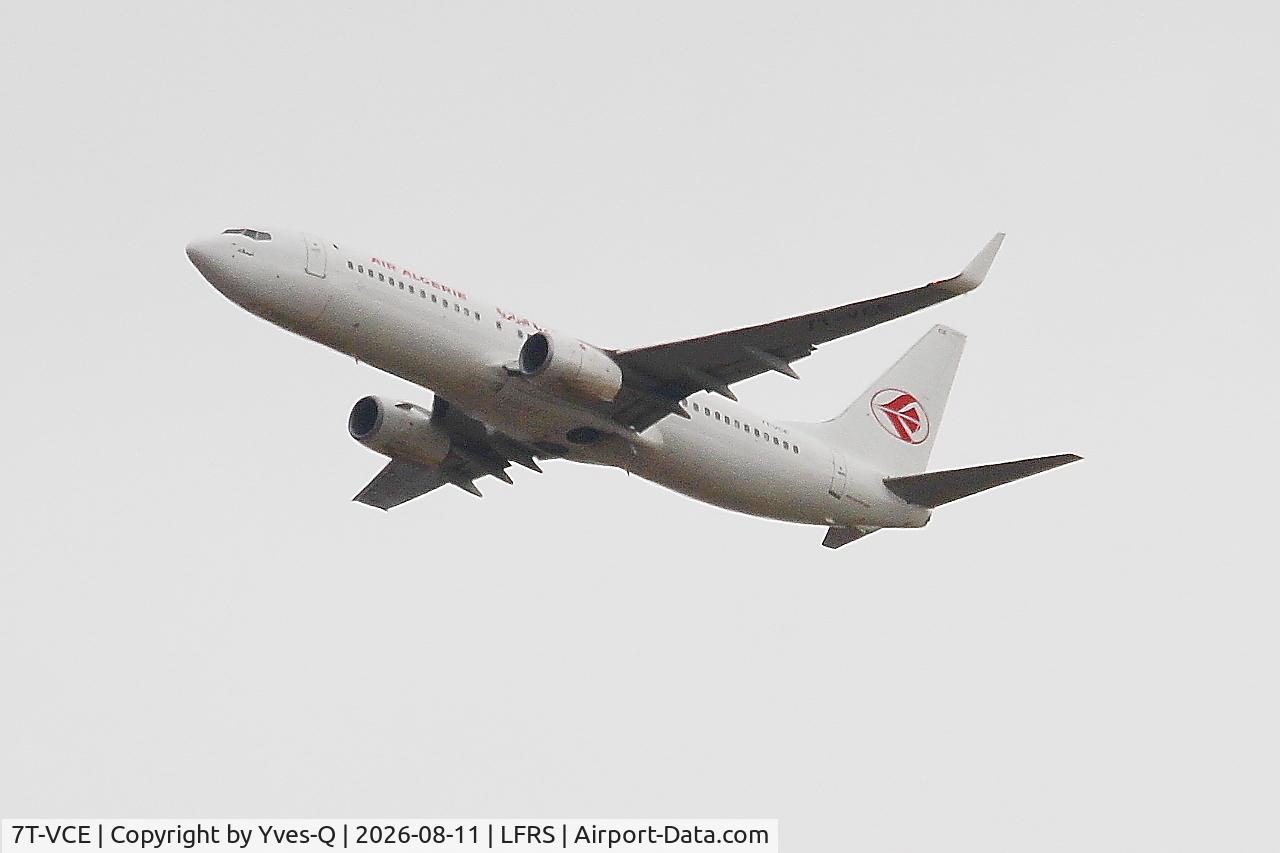 Aircraft 7T-VCE, 2018 Boeing 737-8ZQ, c/n 64986 l/n 7139, Boeing 737-8ZQ, long approach rwy 21, Nantes-Atlantique airport (LFRS-NTE), at LFRS, photo by Yves-Q