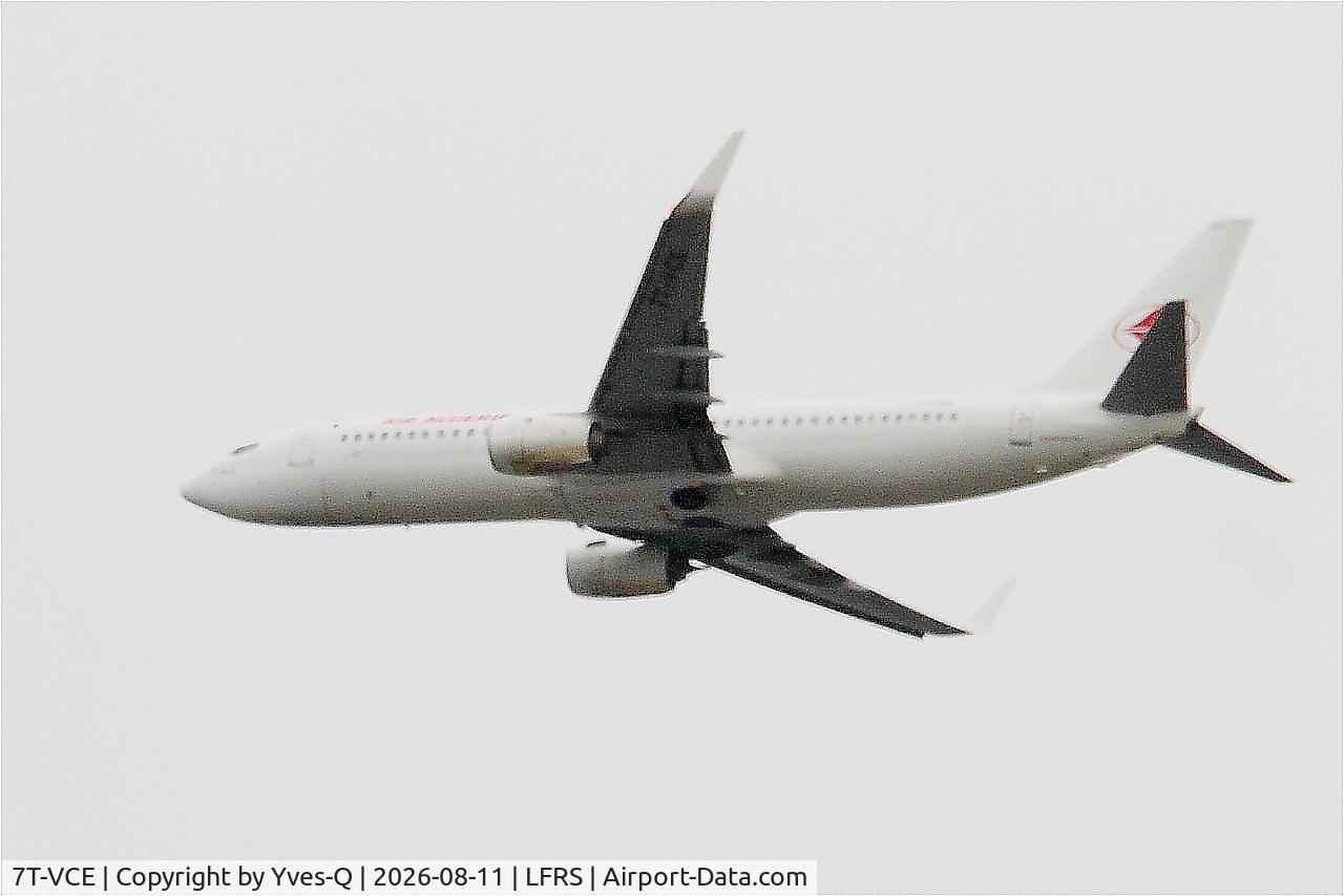 Aircraft 7T-VCE, 2018 Boeing 737-8ZQ, c/n 64986 l/n 7139, Boeing 737-8ZQ, long approach rwy 21, Nantes-Atlantique airport (LFRS-NTE), at LFRS, photo by Yves-Q