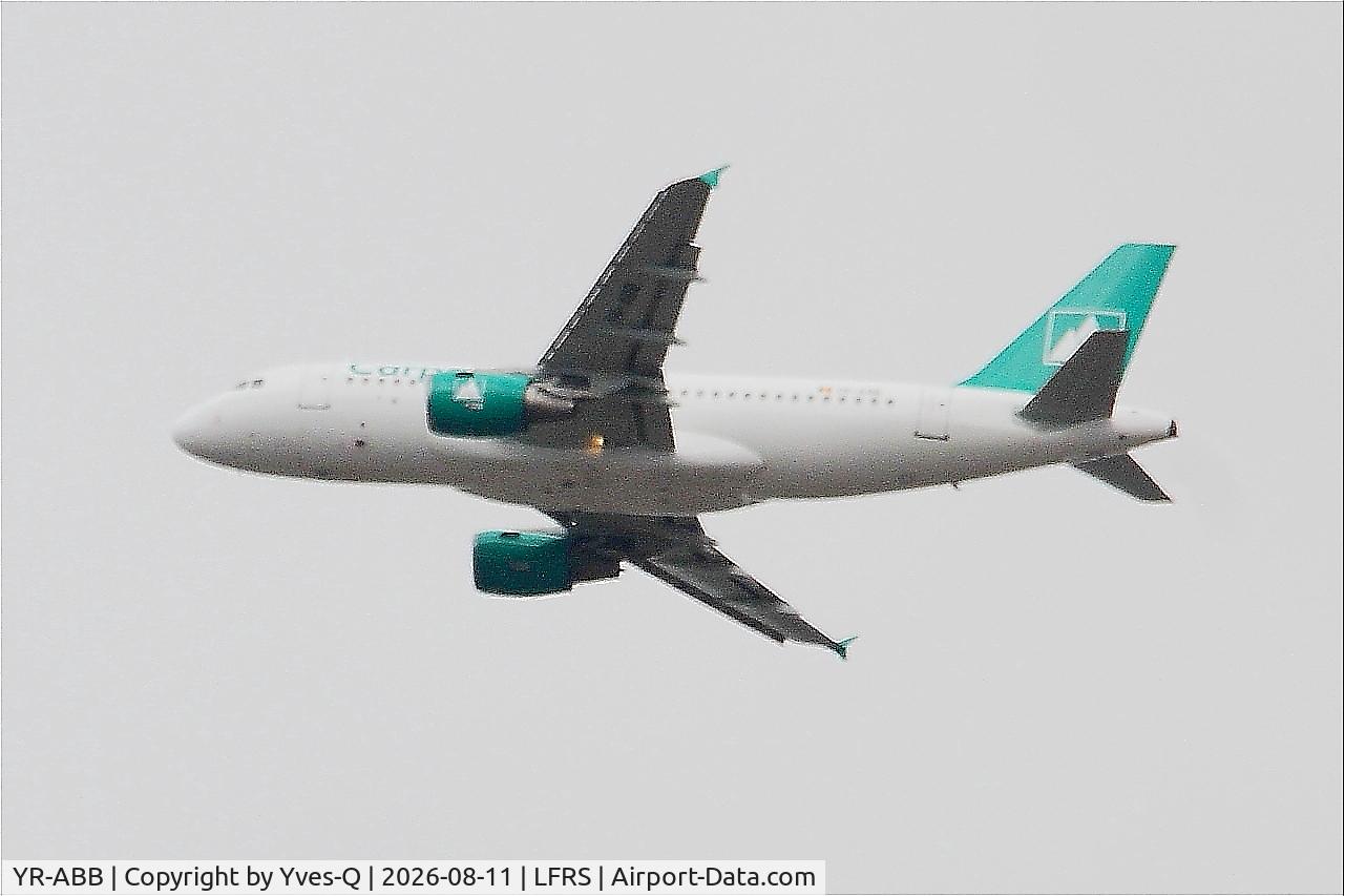 Aircraft YR-ABB, 2009 Airbus A319-112, c/n 3818, Airbus A319-112, Climbing from rwy 03, Nantes-Atlantique airport (LFRS-NTE), at LFRS, photo by Yves-Q