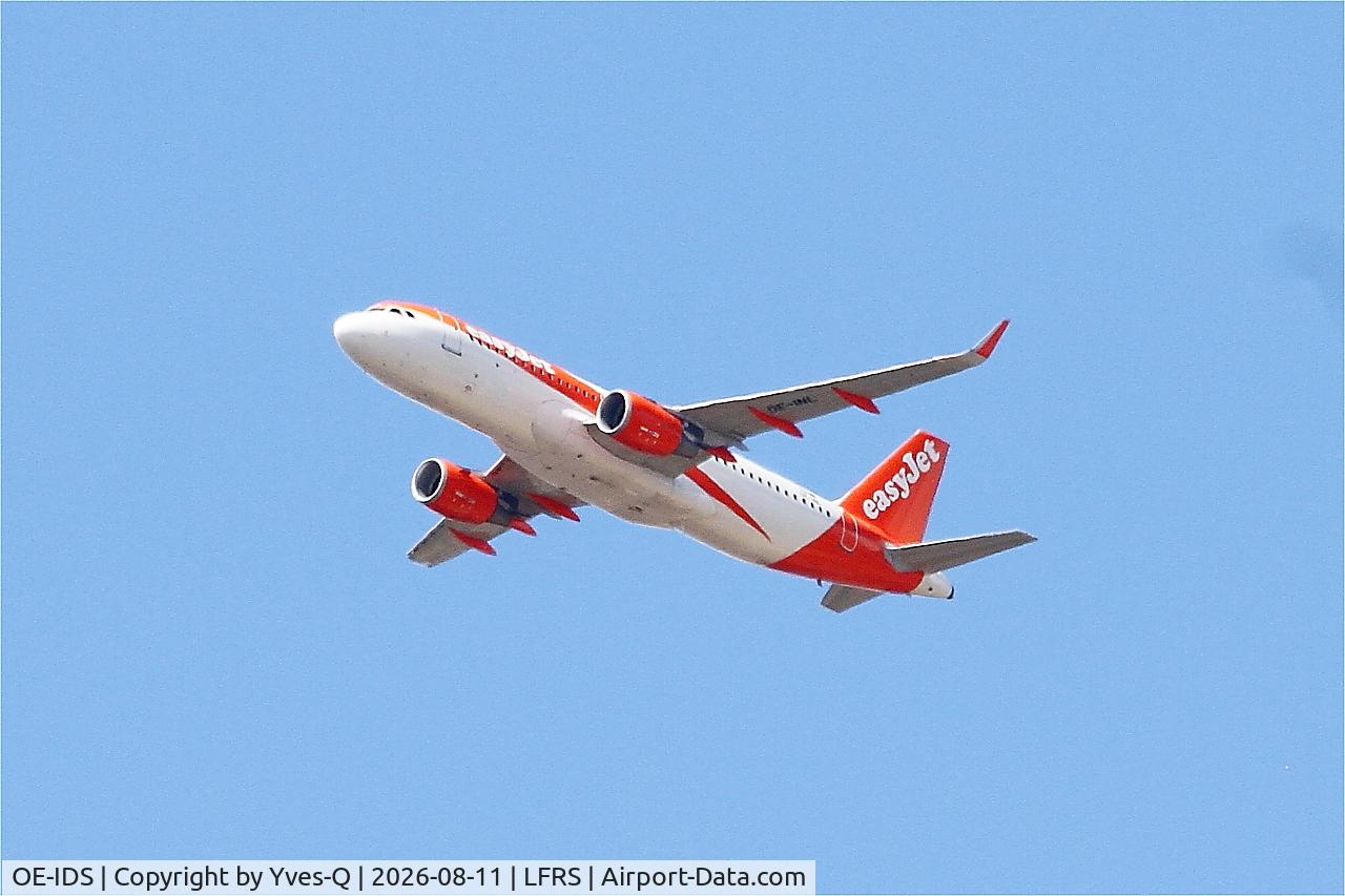 Aircraft OE-IDS, 2015 Airbus A320-214, c/n 6674, Airbus A320-214, Climbing from rwy 03, Nantes-Atlantique airport (LFRS-NTE), at LFRS, photo by Yves-Q