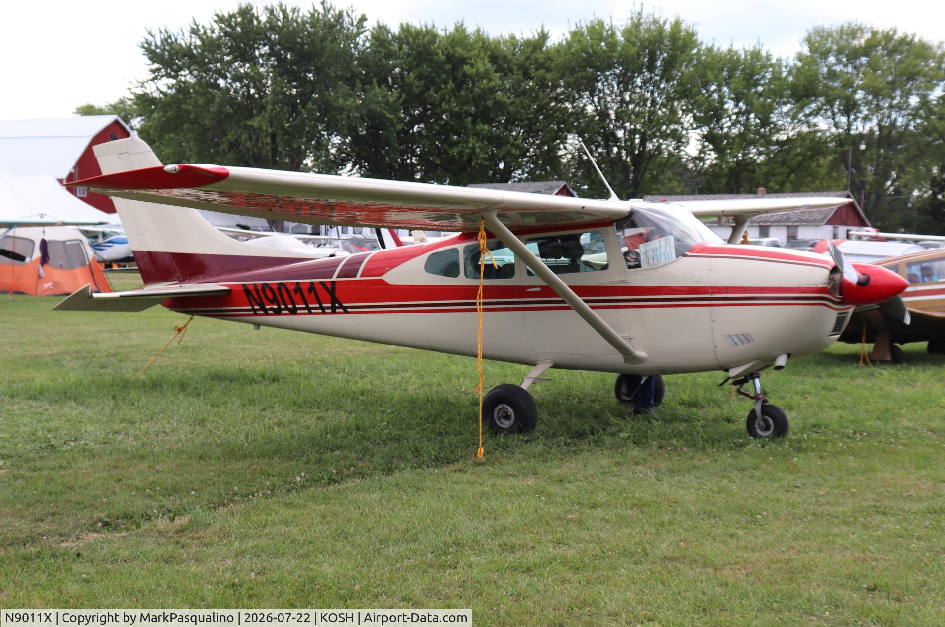 Aircraft N9011X, 1961 Cessna 182D Skylane, c/n 18253411, Cessna 182D, at KOSH, photo by MarkPasqualino
