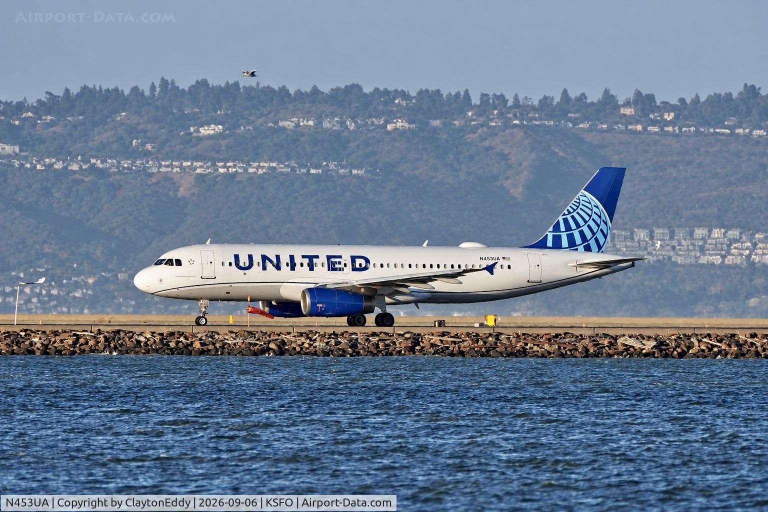 Aircraft N453UA, 1999 Airbus A320-232, c/n 1001, SFO 2026, at KSFO, photo by ClaytonEddy