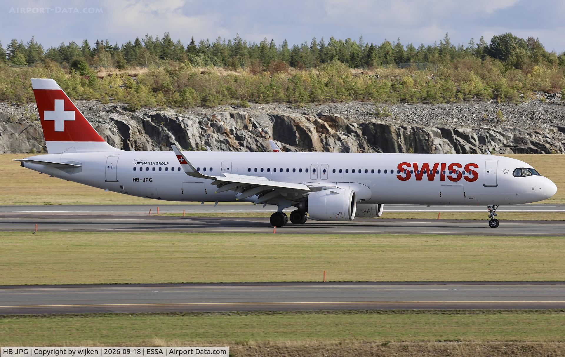Aircraft HB-JPG, 2025 Airbus 321-271NX, c/n 12882, Rwy 19L, at ESSA, photo by wijken