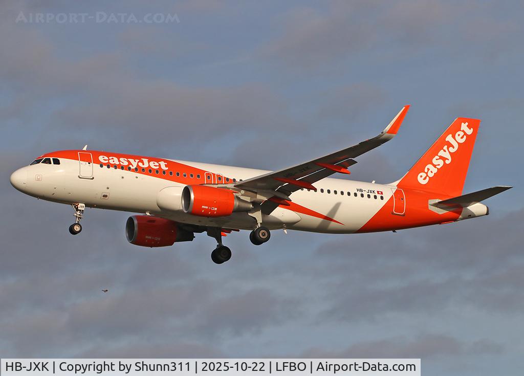 Aircraft HB-JXK, 2017 Airbus A320-214, c/n 7779, Landing rwy 32L in new c/s, at LFBO, photo by Shunn311