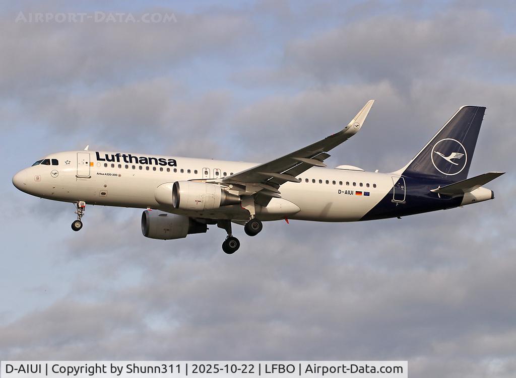 Aircraft D-AIUI, 2014 Airbus A320-214, c/n 6265, Landing rwy 32L in new c/s, at LFBO, photo by Shunn311
