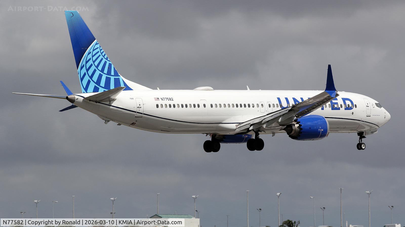 Aircraft N77582, 2024 Boeing 737-9 MAX, c/n 43521 l/n 8932, at mia, at KMIA, photo by Ronald