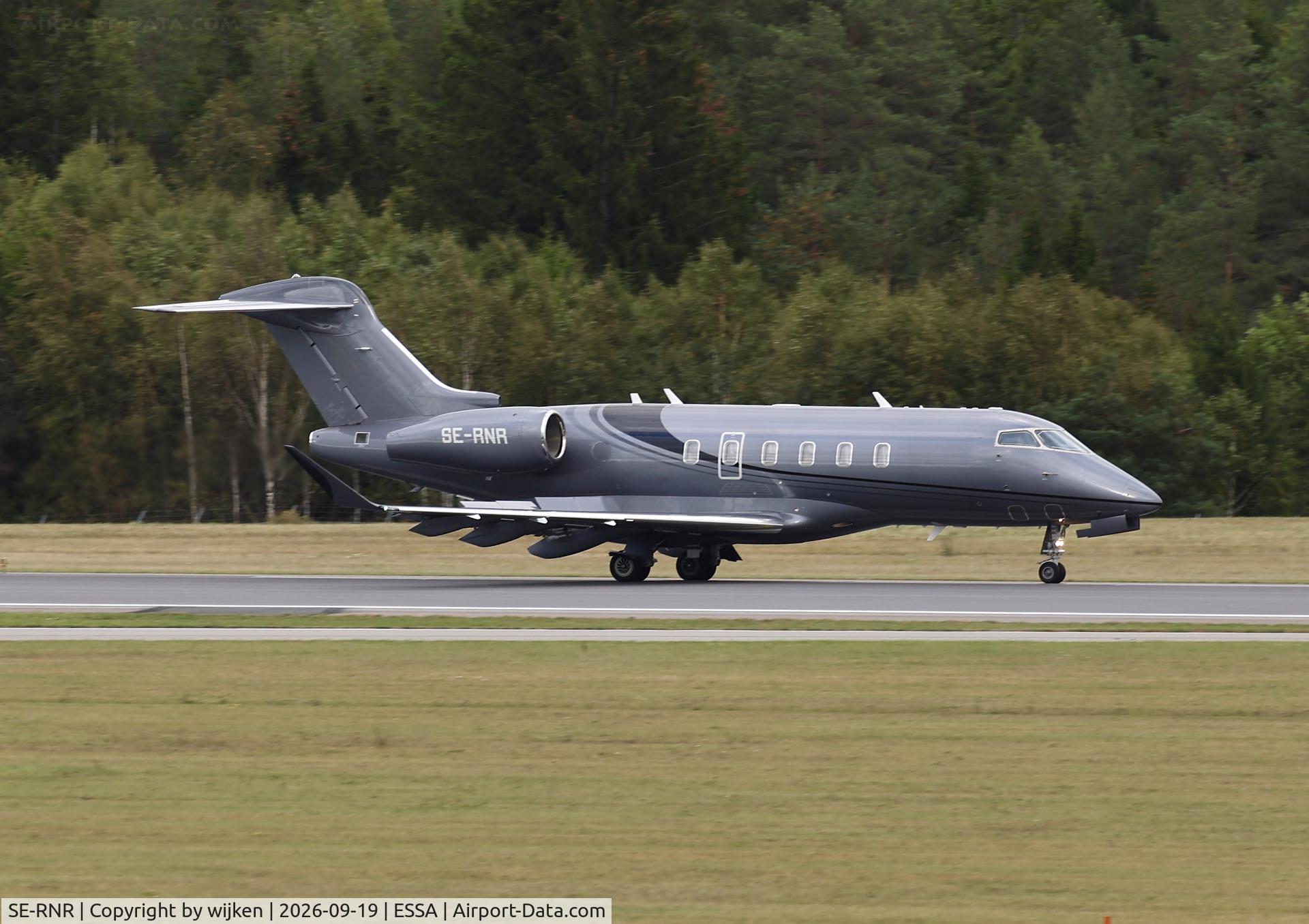 Aircraft SE-RNR, 2018 Bombardier Challenger 350 (BD-100-1A10), c/n 20740, Rwy 19L, at ESSA, photo by wijken