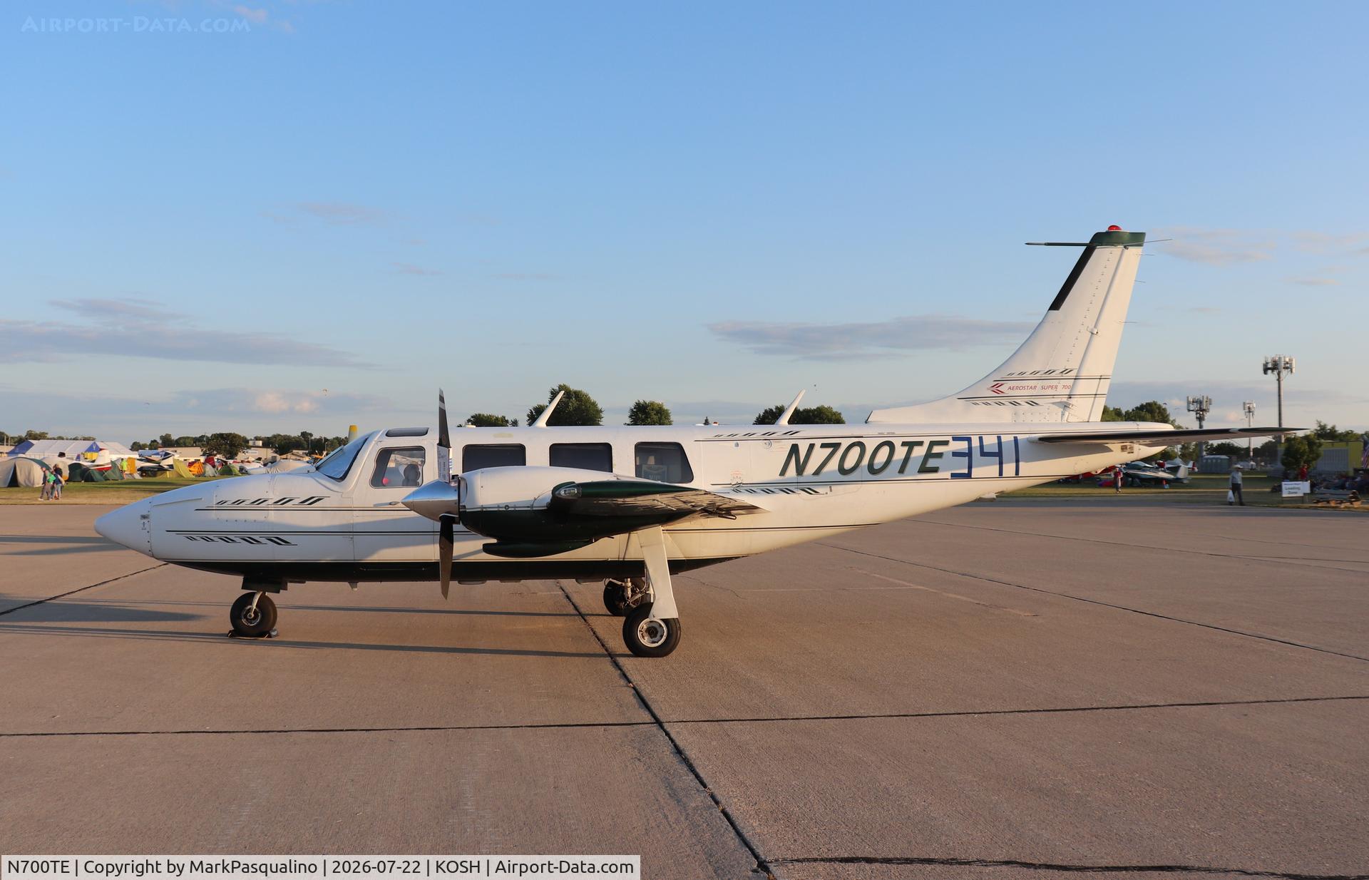 Aircraft N700TE, 1982 Piper PA-60-602P Aerostar, c/n 60-8265015, Piper PA-60-602P, at KOSH, photo by MarkPasqualino