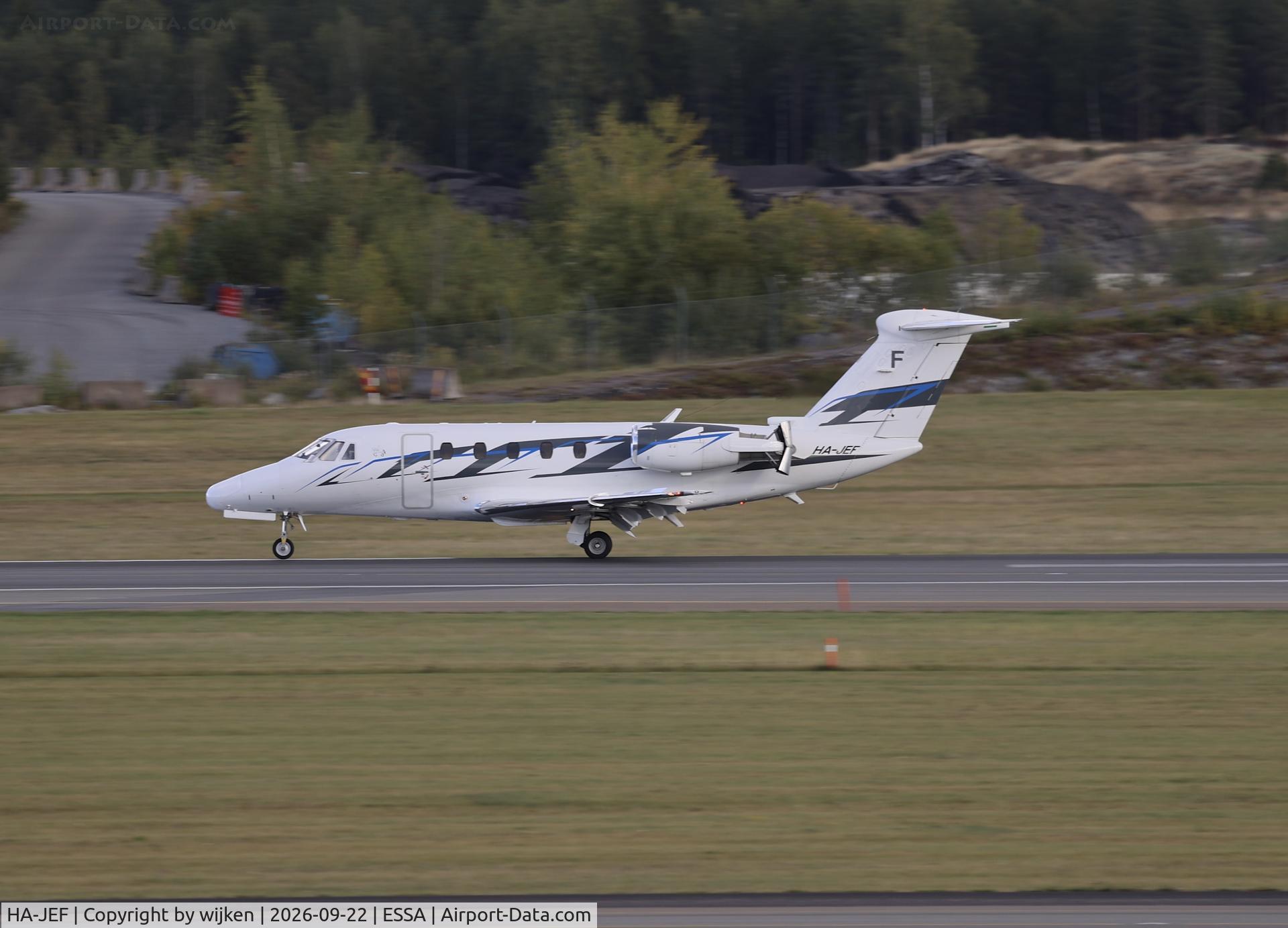 Aircraft HA-JEF, 1991 Cessna 650 Citation VI, c/n 650-0212, Rwy 01R, at ESSA, photo by wijken