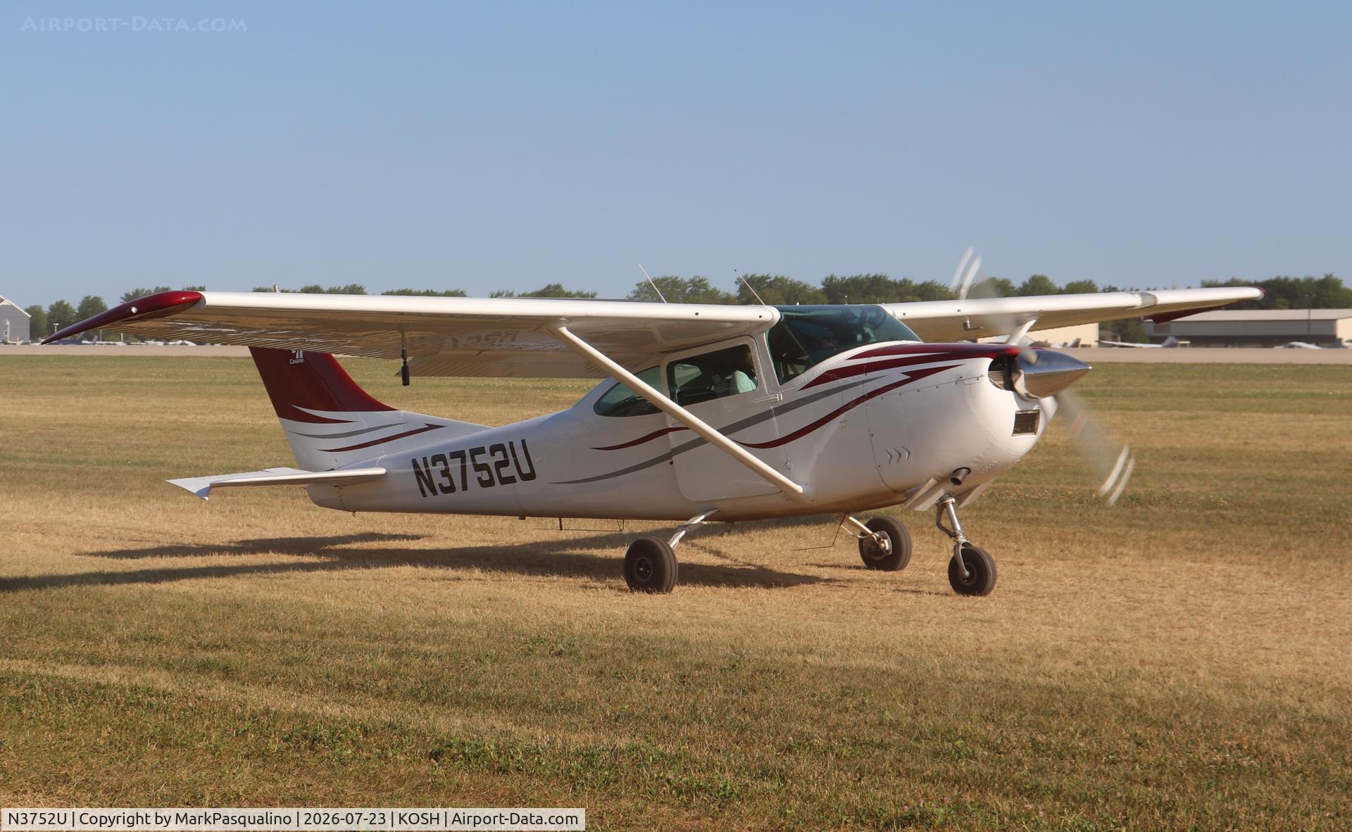 Aircraft N3752U, 1963 Cessna 182G Skylane, c/n 18255152, Cessna 182G, at KOSH, photo by MarkPasqualino
