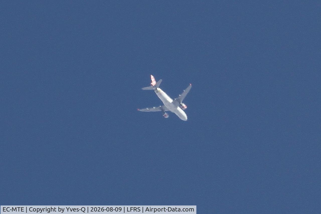 Aircraft EC-MTE, 2004 Airbus A319-111, c/n 2332, Airbus A319-111, Flight over Nantes-Atlantique airport (LFRS-NTE), at LFRS, photo by Yves-Q