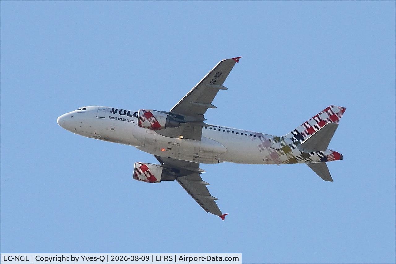 Aircraft EC-NGL, 2006 Airbus A319-112, c/n 2879, Airbus A319-112, Climbing from rwy 03, Nantes-Atlantique airport (LFRS-NTE), at LFRS, photo by Yves-Q