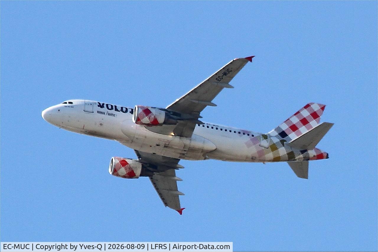 Aircraft EC-MUC, 2004 Airbus A319-111, c/n 2122, Airbus A319-111, Climbing from rwy 03, Nantes-Atlantique airport (LFRS-NTE), at LFRS, photo by Yves-Q