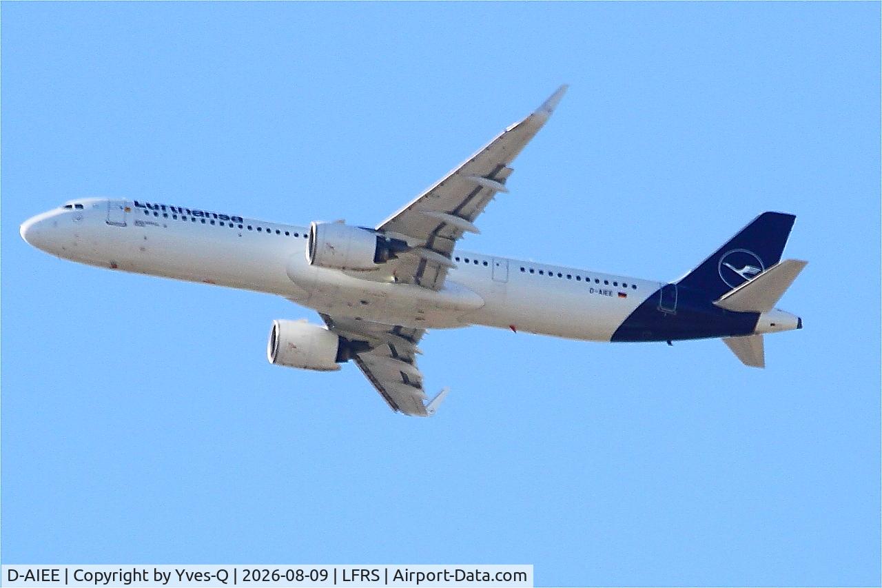 Aircraft D-AIEE, 2019 Airbus A321-271NX, c/n 9046, Airbus A321-271NX, Climbing from rwy 03, Nantes-Atlantique airport (LFRS-NTE), at LFRS, photo by Yves-Q