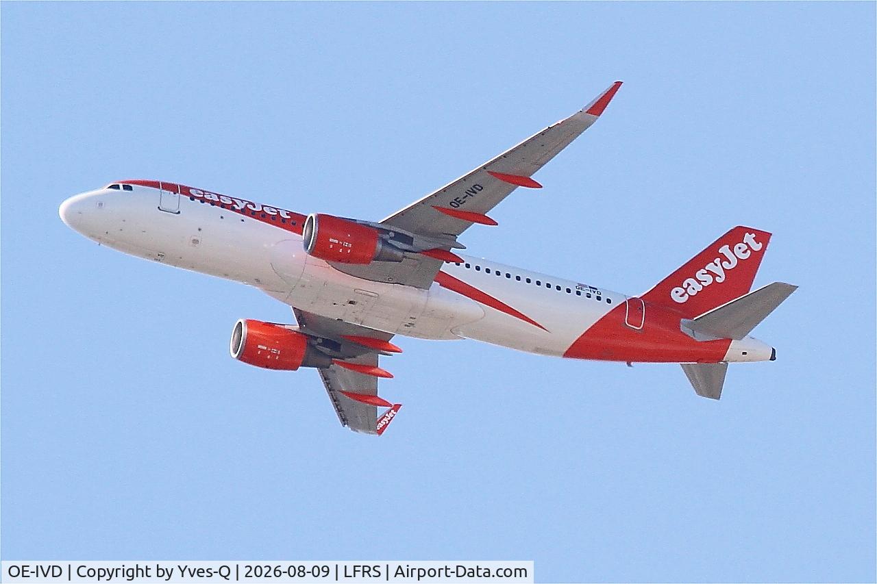 Aircraft OE-IVD, 2016 Airbus A320-214, c/n 7183, Airbus A320-214, Climbing from rwy 03, Nantes-Atlantique airport (LFRS-NTE), at LFRS, photo by Yves-Q