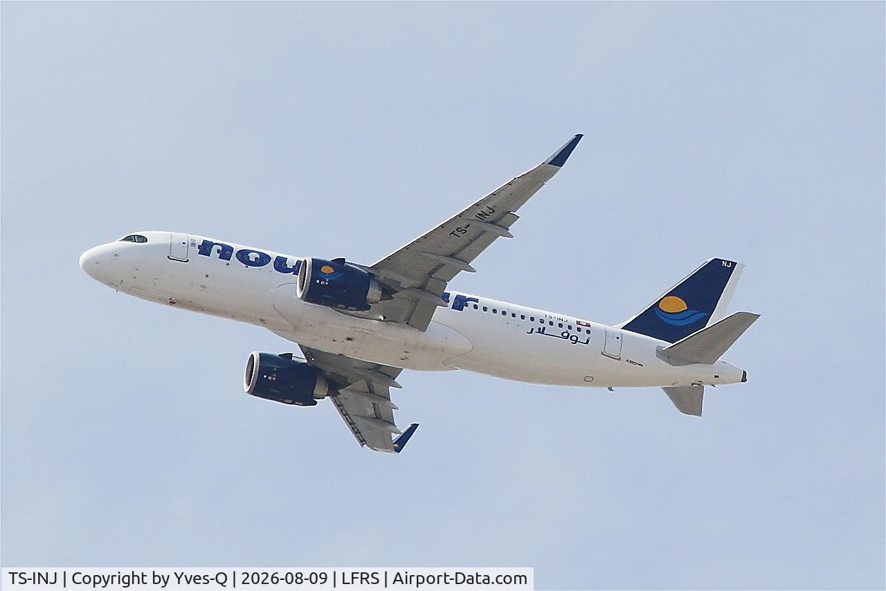 Aircraft TS-INJ, 1988 Airbus A320-211, c/n 025, Airbus A320-211, Climbing from rwy 03, Nantes-Atlantique airport (LFRS-NTE), at LFRS, photo by Yves-Q