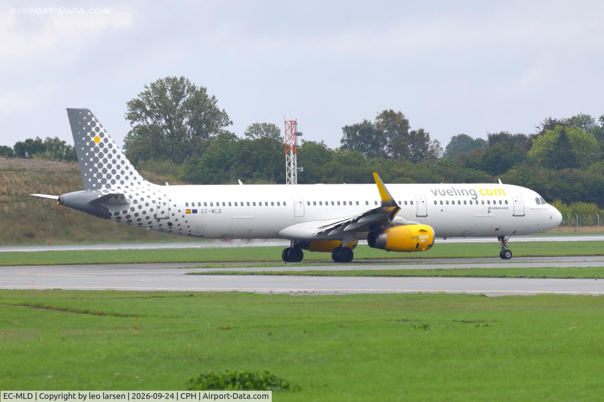 Aircraft EC-MLD, 2016 Airbus A321-231, c/n 7105 l/n 2016, Copenhagen 24.9.2026, at CPH, photo by leo larsen