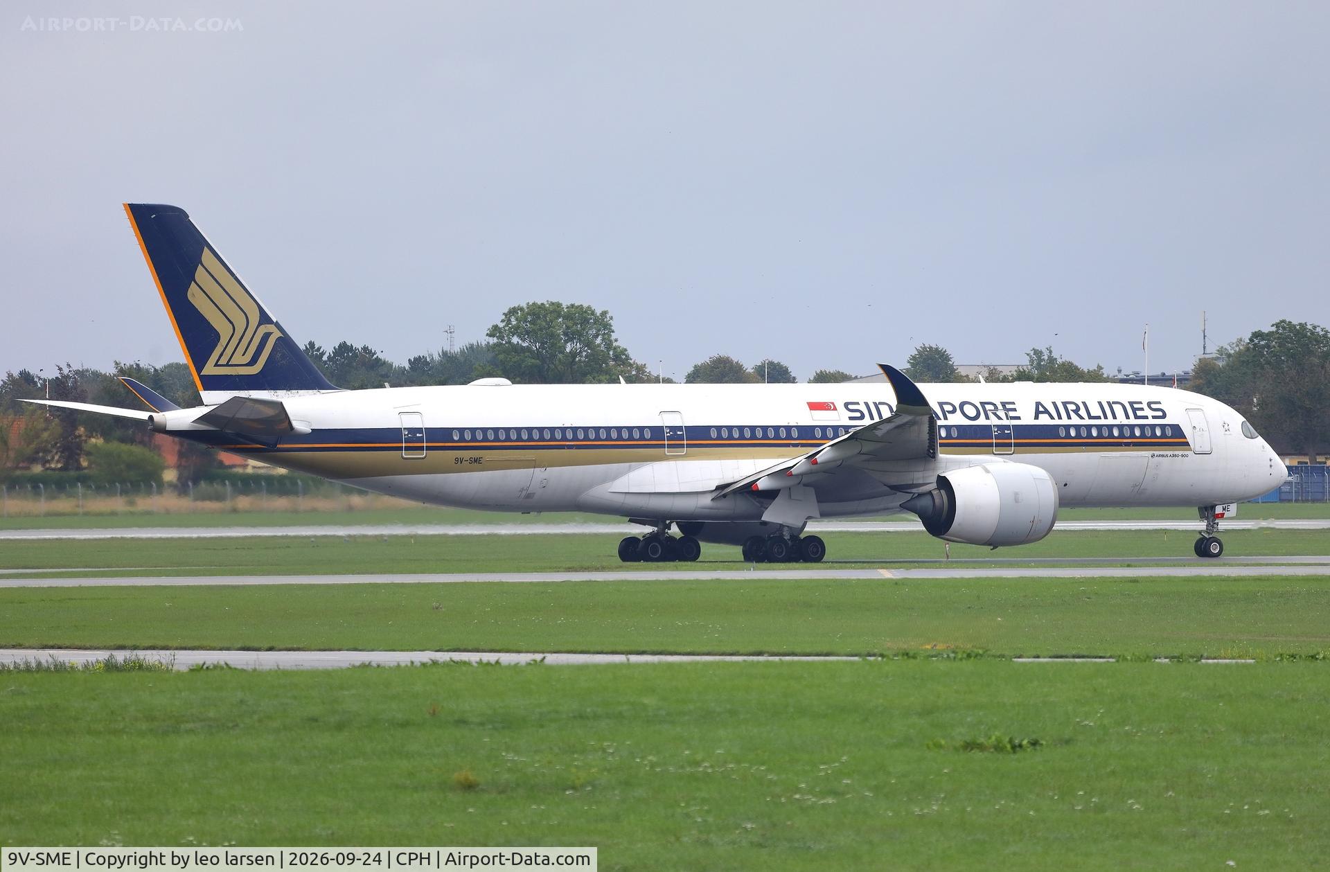 Aircraft 9V-SME, 2016 Airbus A350-941, c/n 041, Copenhagen 24.9.2026, at CPH, photo by leo larsen