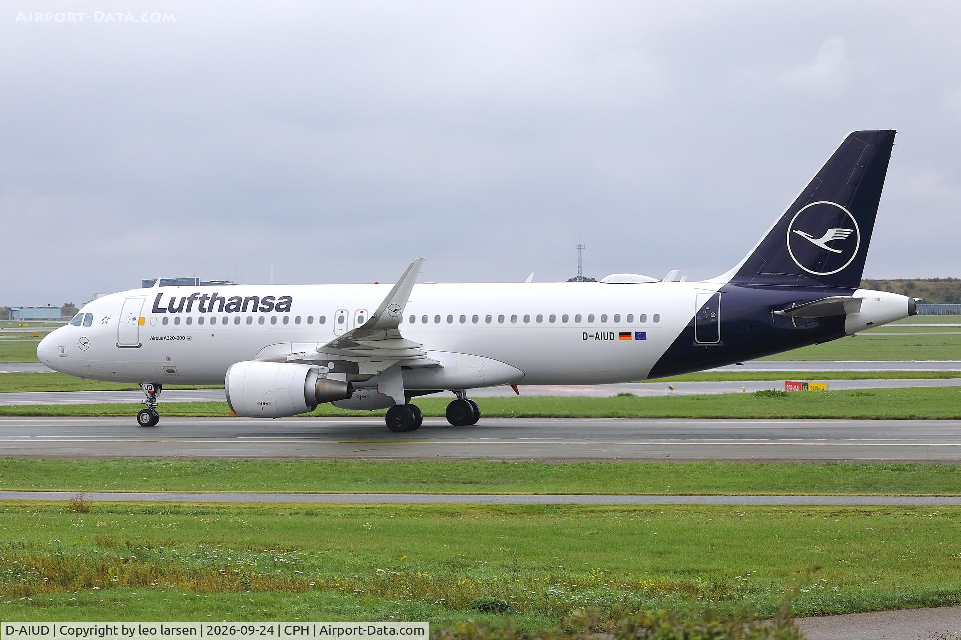 Aircraft D-AIUD, 2014 Airbus A320-214, c/n 6033, Copenhagen 24.9.2026, at CPH, photo by leo larsen