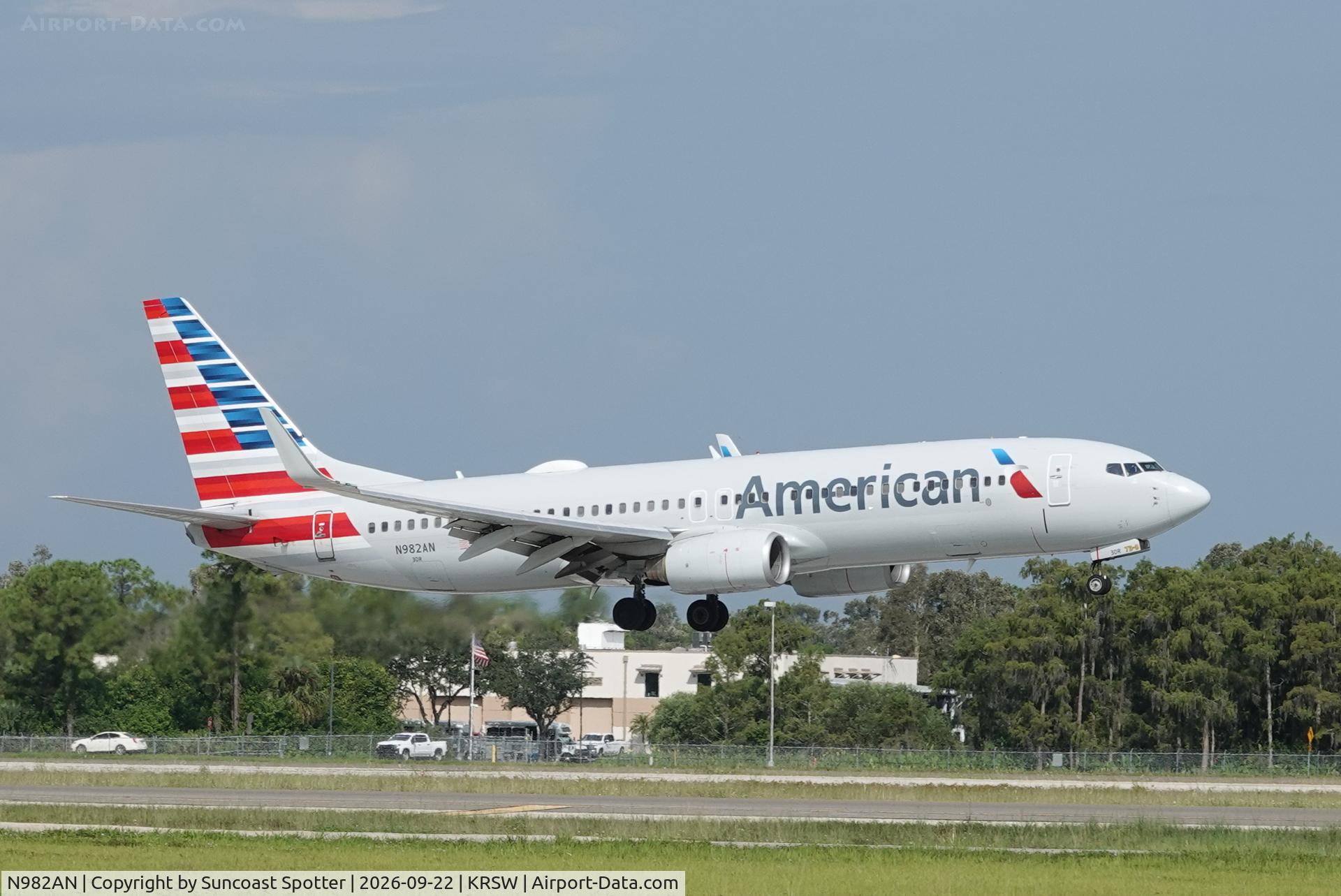 Aircraft N982AN, 2009 Boeing 737-823, c/n 31067 l/n 2876, American 2437 arrives at Southwest Florida International Airport following flight from Chicago-O’Hare International Airport, at KRSW, photo by Suncoast Spotter