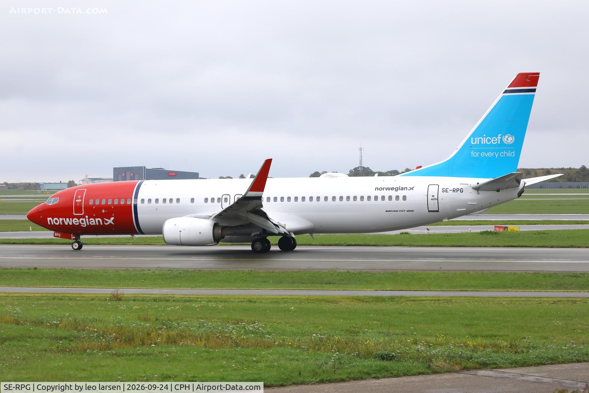 Aircraft SE-RPG, 2016 Boeing 737-8JP, c/n 42077 l/n 5934, Copenhagen 24.9.2026, at CPH, photo by leo larsen