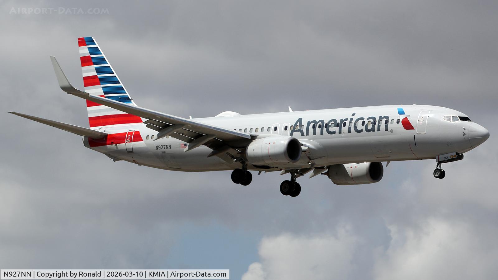 Aircraft N927NN, 2013 Boeing 737-823, c/n 31171 l/n 4459, at mia, at KMIA, photo by Ronald