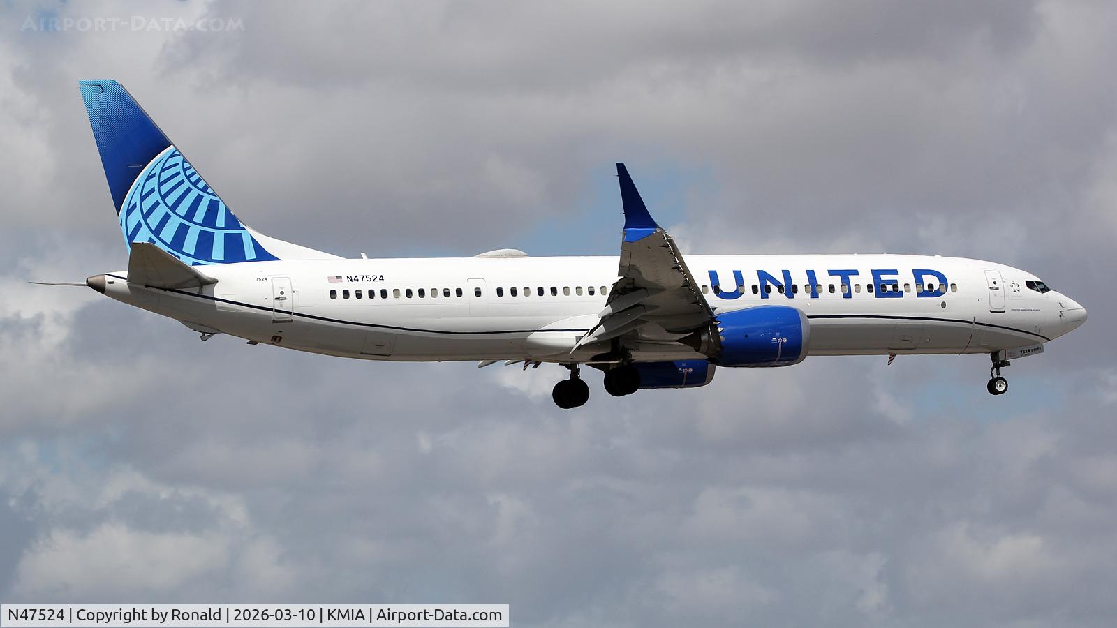 Aircraft N47524, 2019 Boeing 737-9 MAX, c/n 64501 l/n 7686, at mia, at KMIA, photo by Ronald