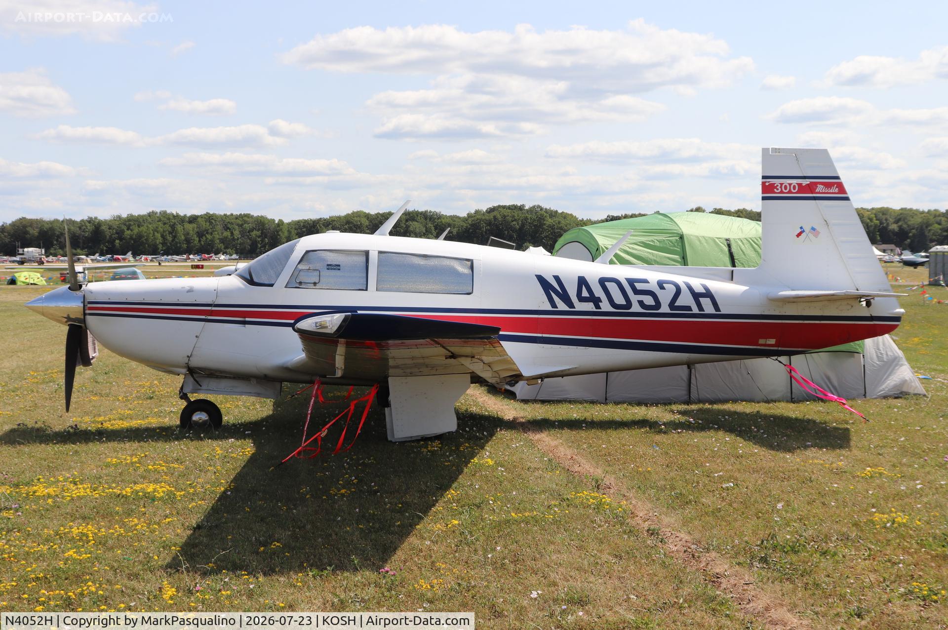 Aircraft N4052H, 1980 Mooney M20J 201, c/n 24-1022, Mooney M20J, at KOSH, photo by MarkPasqualino