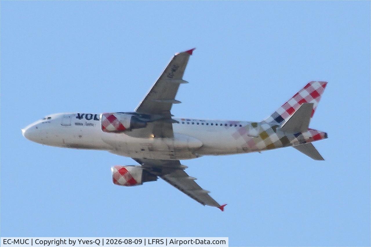 Aircraft EC-MUC, 2004 Airbus A319-111, c/n 2122, Airbus A319-111, Climbing from rwy 03, Nantes-Atlantique airport (LFRS-NTE), at LFRS, photo by Yves-Q