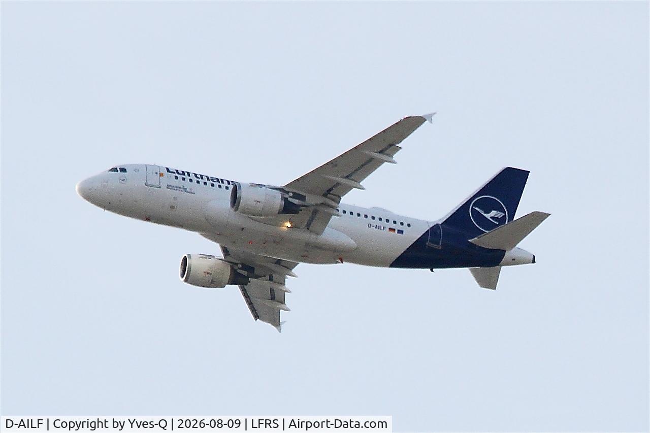 Aircraft D-AILF, 1996 Airbus A319-114, c/n 636, Airbus A319-114, Climbing from rwy 03, Nantes-Atlantique airport (LFRS-NTE), at LFRS, photo by Yves-Q