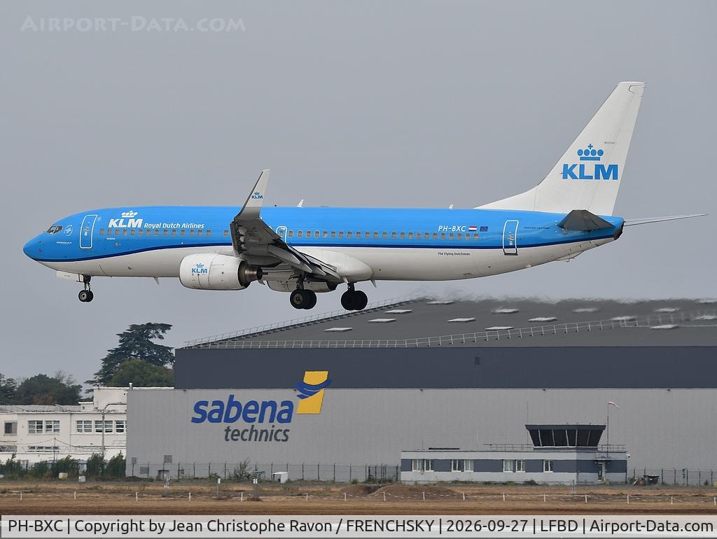 Aircraft PH-BXC, 1999 Boeing 737-8K2, c/n 29133 l/n 305, Amsterdam (AMS) Bordeaux (BOD) KL1441, at LFBD, photo by Jean Christophe Ravon / FRENCHSKY
