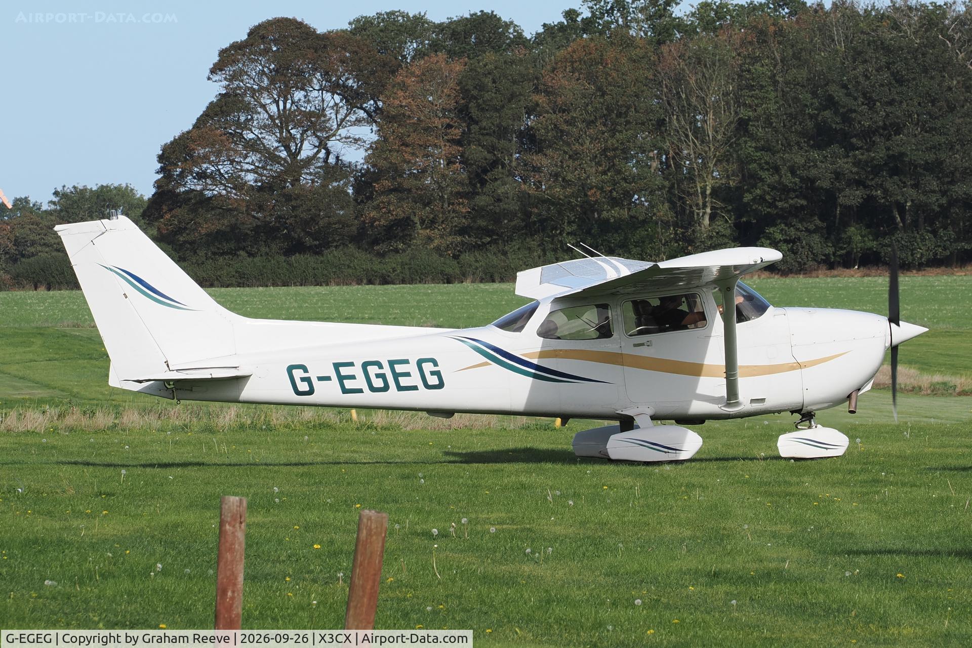 Aircraft G-EGEG, 2000 Cessna 172R, c/n 17280894, Just landed at Northrepps., at X3CX, photo by Graham Reeve