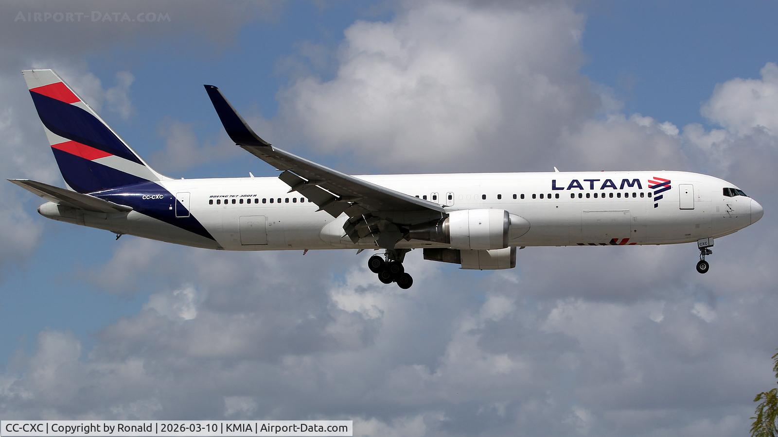 Aircraft CC-CXC, Boeing 767-316/ER, c/n 36710/962, at mia, at KMIA, photo by Ronald