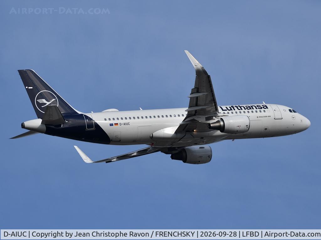 Aircraft D-AIUC, 2014 Airbus A320-214, c/n 6006, Bordeaux (BOD) Munich (MUC) LH2259, at LFBD, photo by Jean Christophe Ravon / FRENCHSKY