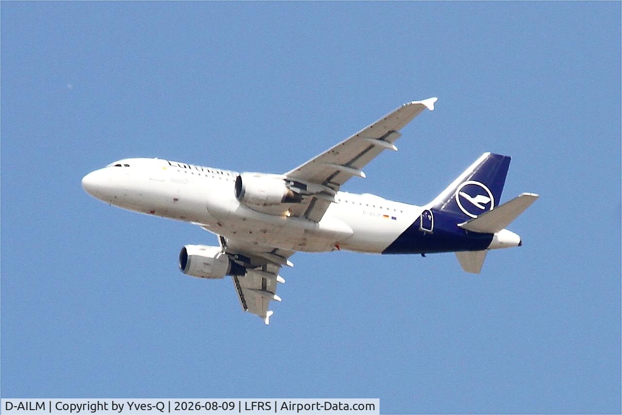 Aircraft D-AILM, 1997 Airbus A319-114, c/n 694, Airbus A319-114, Climbing from rwy 03, Nantes-Atlantique airport (LFRS-NTE), at LFRS, photo by Yves-Q