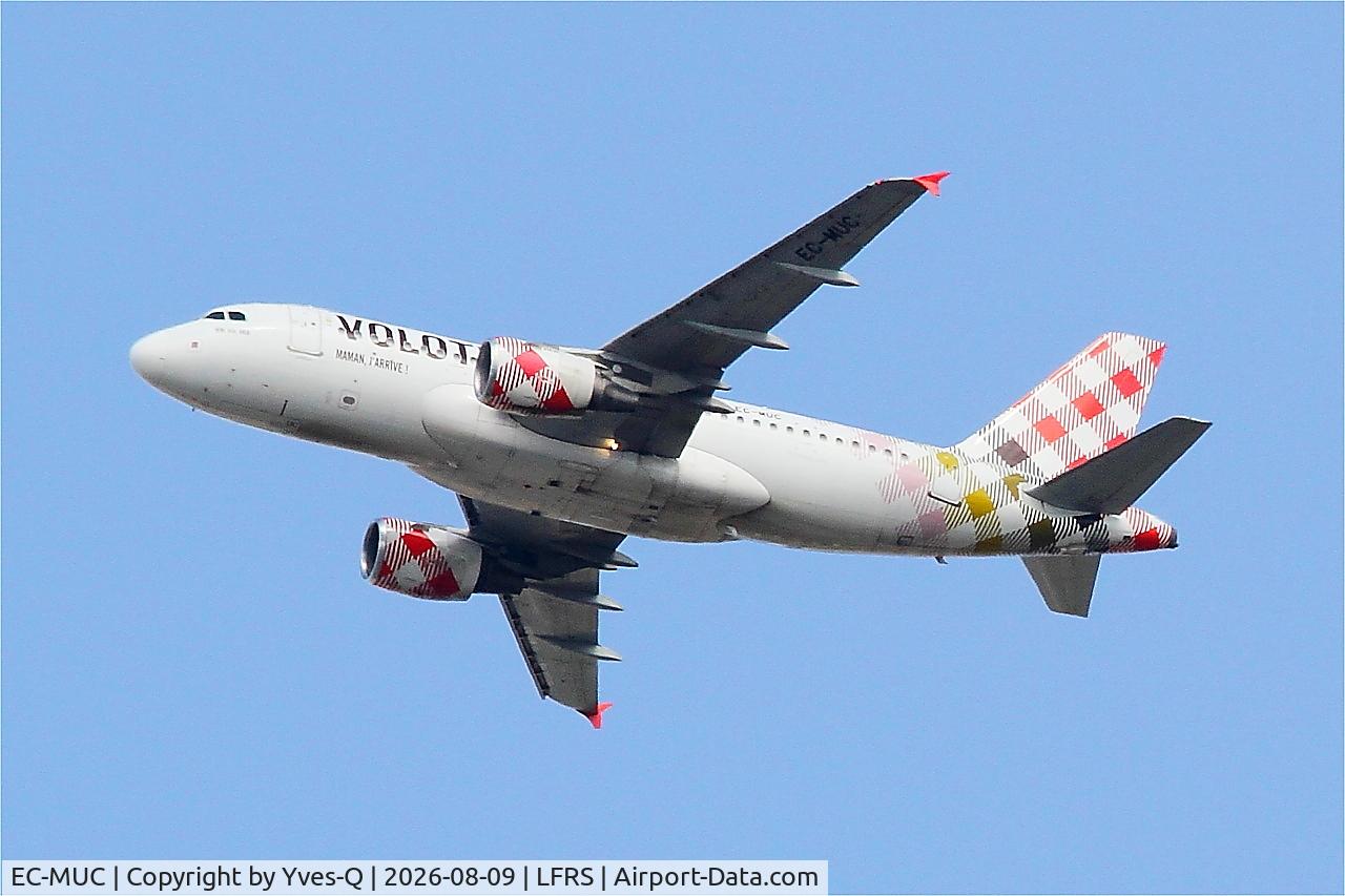 Aircraft EC-MUC, 2004 Airbus A319-111, c/n 2122, Airbus A319-111, Climbing from rwy 03, Nantes-Atlantique airport (LFRS-NTE), at LFRS, photo by Yves-Q